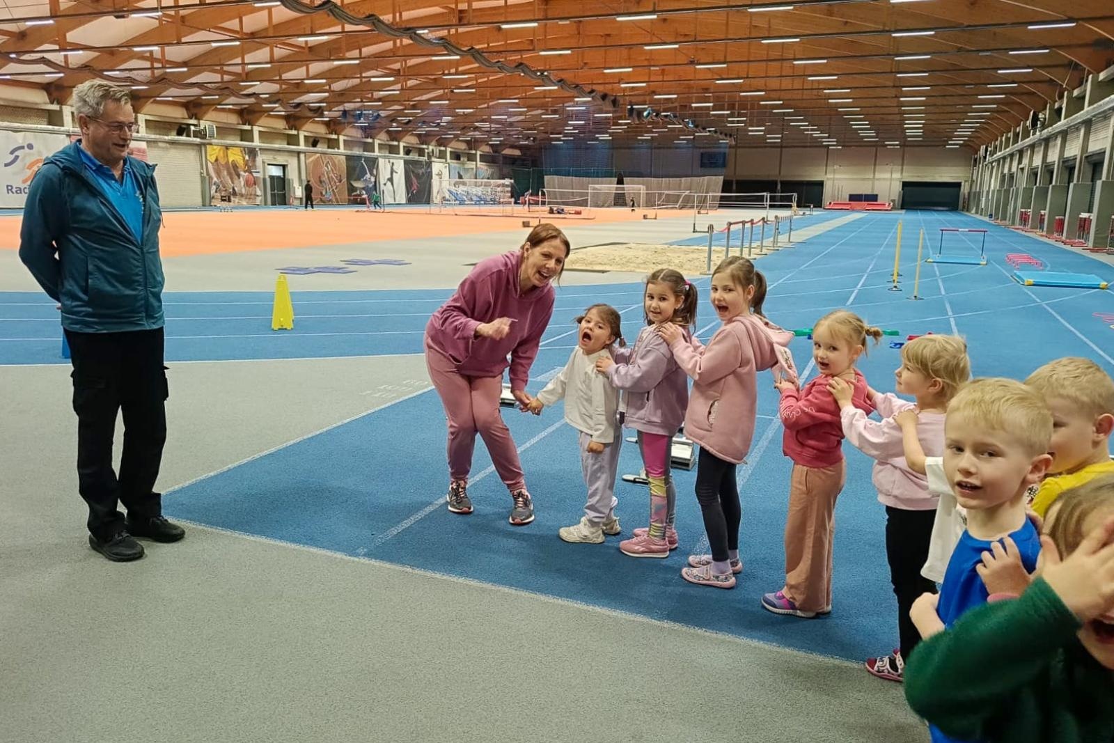 Zdjęcie w galerii na portalu naszraciborz.pl: Bo każdy artysta musi być w formie. Mali Odkrywcy Sztuki z RCK na treningu w Szkole Mistrzostwa Sportowego wiadomości z regionu