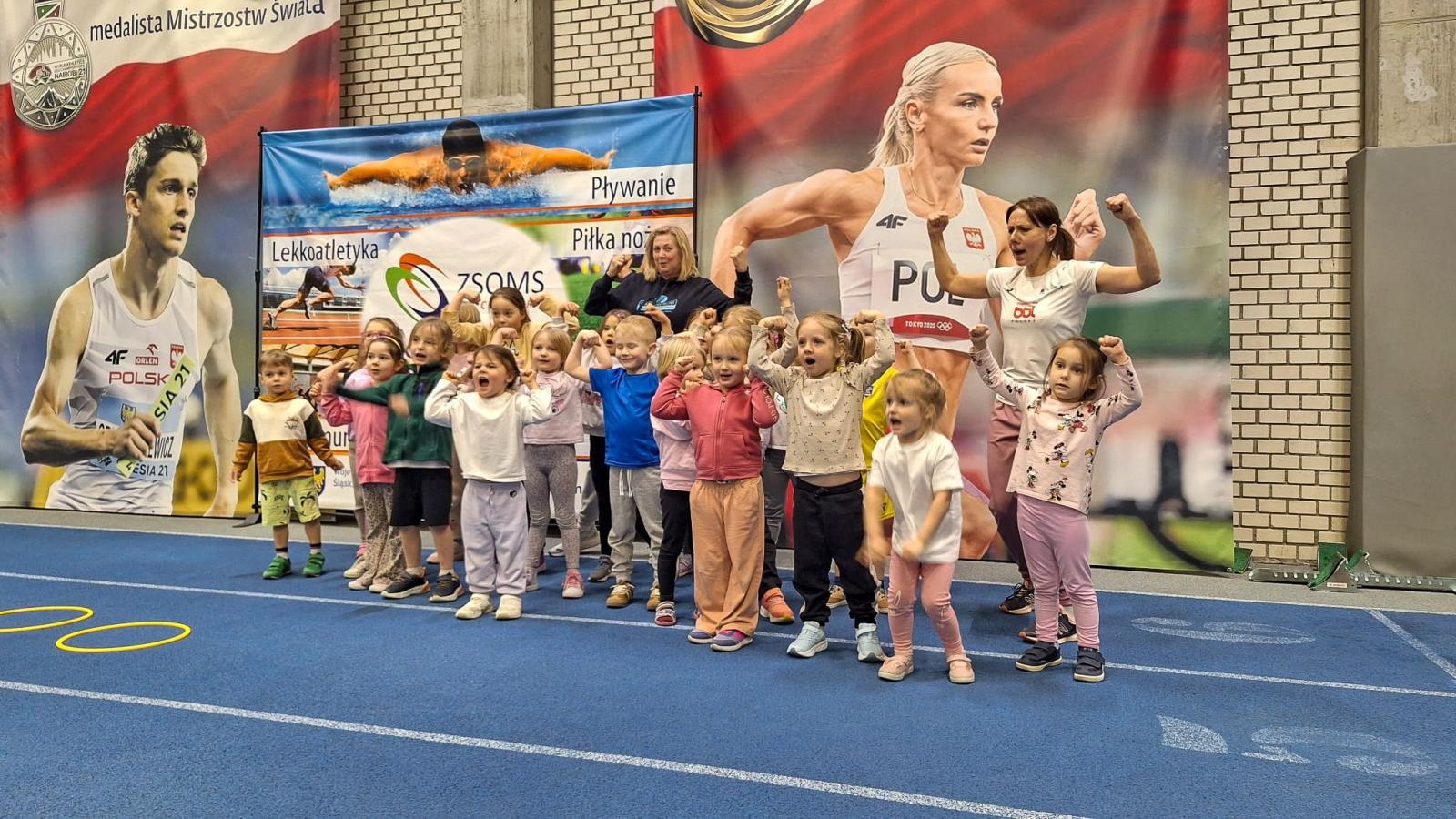 Zdjęcie w galerii na portalu naszraciborz.pl: Bo każdy artysta musi być w formie. Mali Odkrywcy Sztuki z RCK na treningu w Szkole Mistrzostwa Sportowego wiadomości z regionu