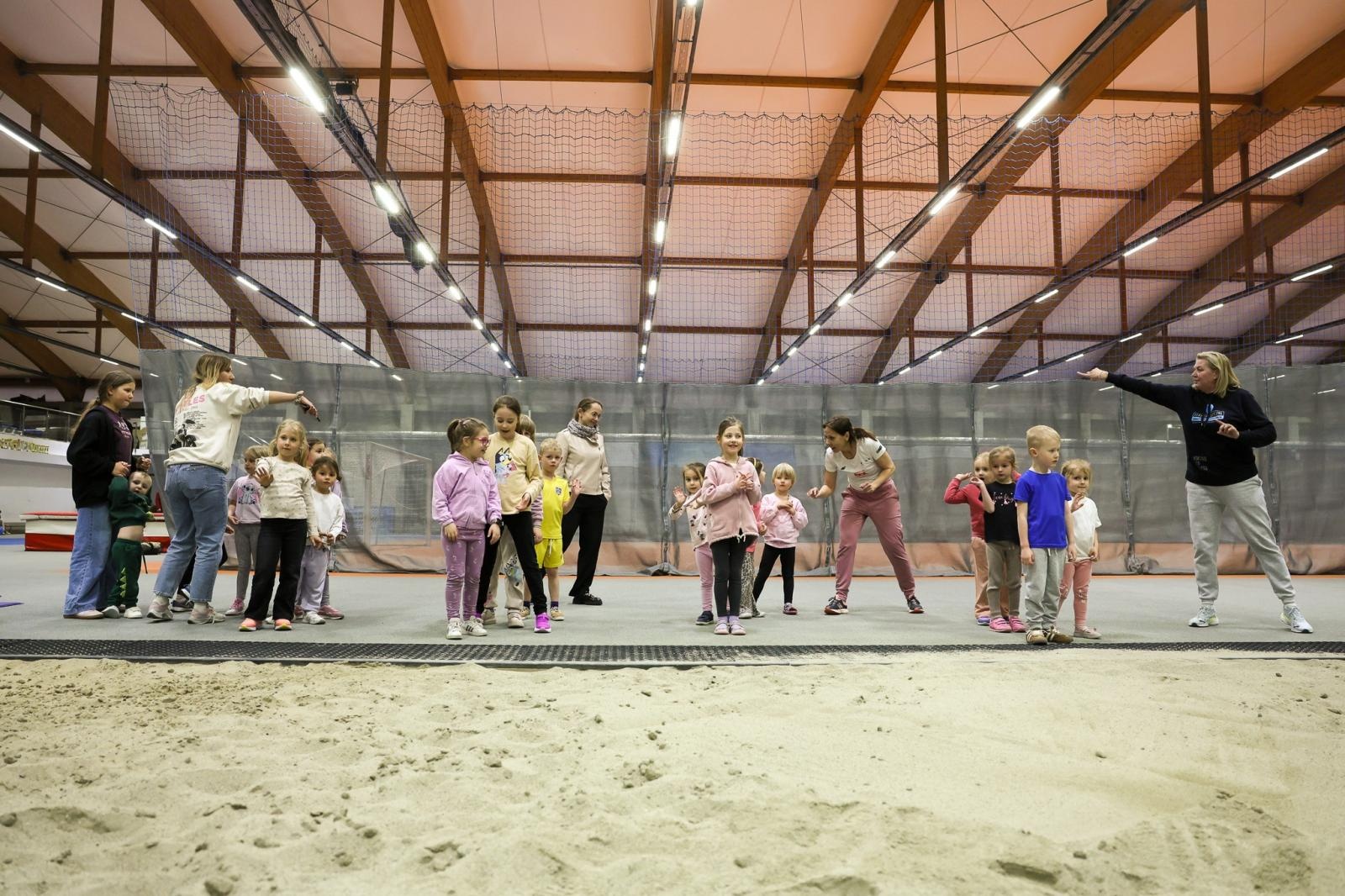 Zdjęcie w galerii na portalu naszraciborz.pl: Bo każdy artysta musi być w formie. Mali Odkrywcy Sztuki z RCK na treningu w Szkole Mistrzostwa Sportowego wiadomości z regionu