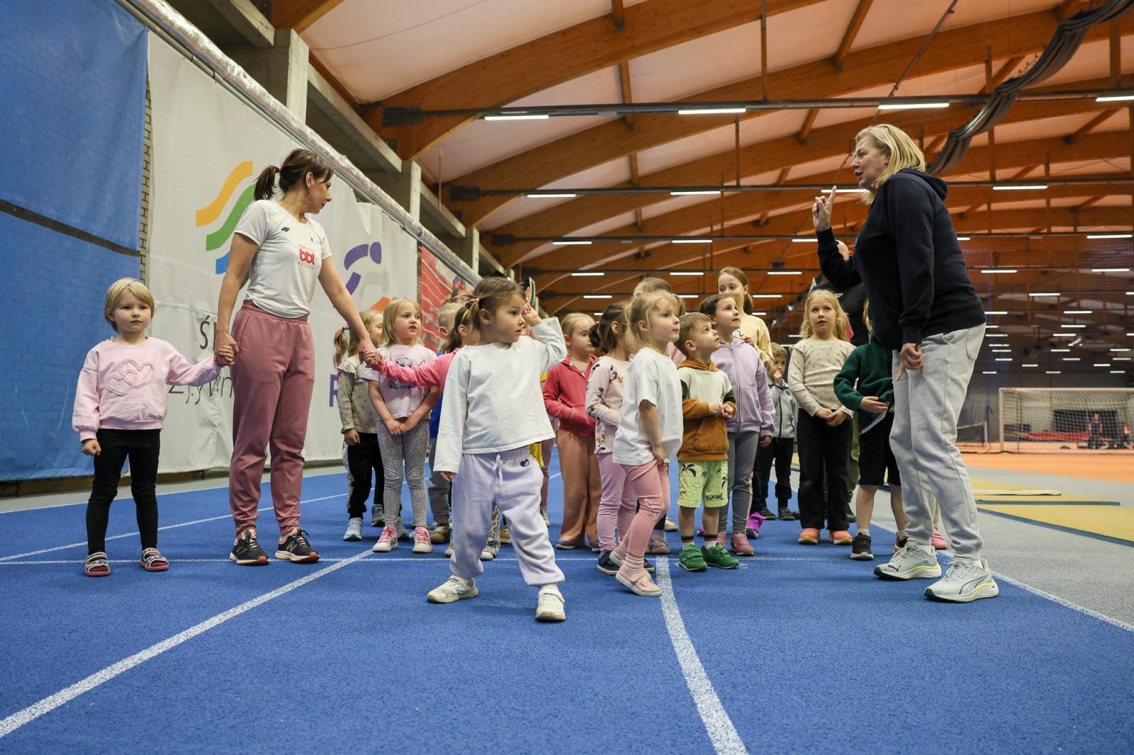 Zdjęcie w galerii na portalu naszraciborz.pl: Bo każdy artysta musi być w formie. Mali Odkrywcy Sztuki z RCK na treningu w Szkole Mistrzostwa Sportowego wiadomości z regionu