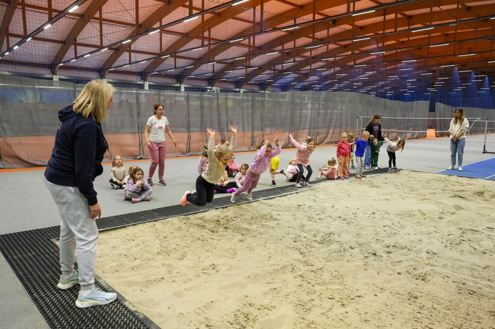 Zdjęcie w galerii na portalu naszraciborz.pl: Bo każdy artysta musi być w formie. Mali Odkrywcy Sztuki z RCK na treningu w Szkole Mistrzostwa Sportowego wiadomości z regionu