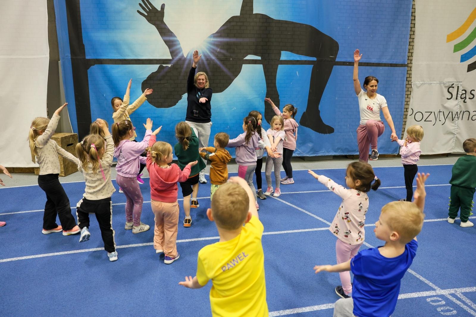Zdjęcie w galerii na portalu naszraciborz.pl: Bo każdy artysta musi być w formie. Mali Odkrywcy Sztuki z RCK na treningu w Szkole Mistrzostwa Sportowego wiadomości z regionu
