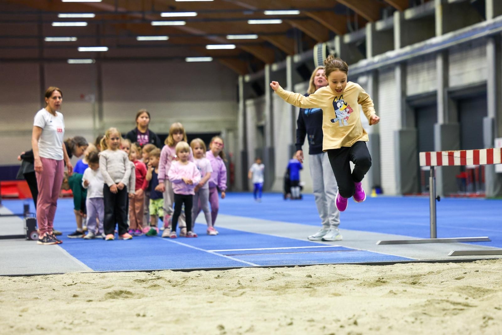 Zdjęcie w galerii na portalu naszraciborz.pl: Bo każdy artysta musi być w formie. Mali Odkrywcy Sztuki z RCK na treningu w Szkole Mistrzostwa Sportowego wiadomości z regionu