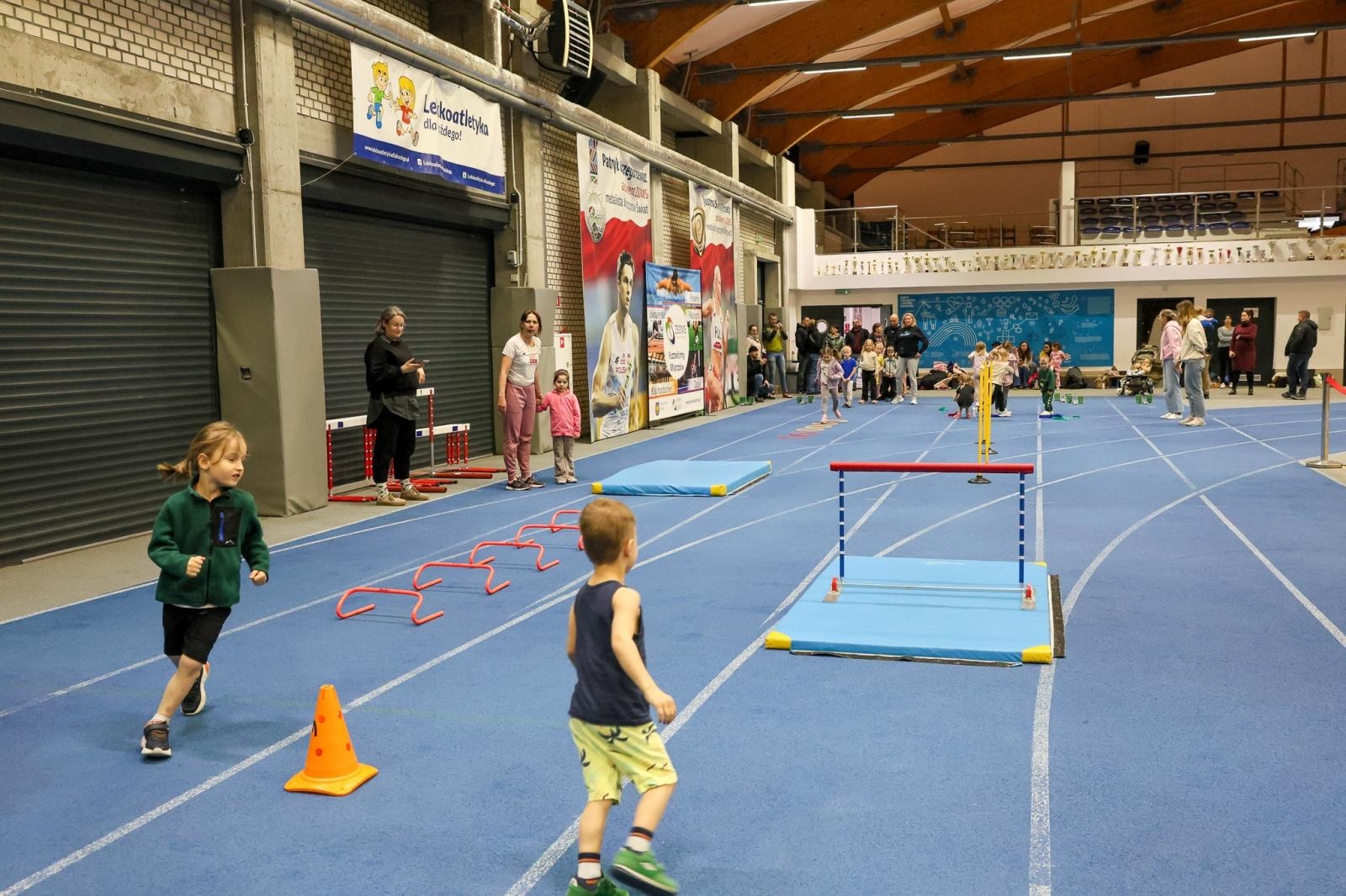 Zdjęcie w galerii na portalu naszraciborz.pl: Bo każdy artysta musi być w formie. Mali Odkrywcy Sztuki z RCK na treningu w Szkole Mistrzostwa Sportowego wiadomości z regionu