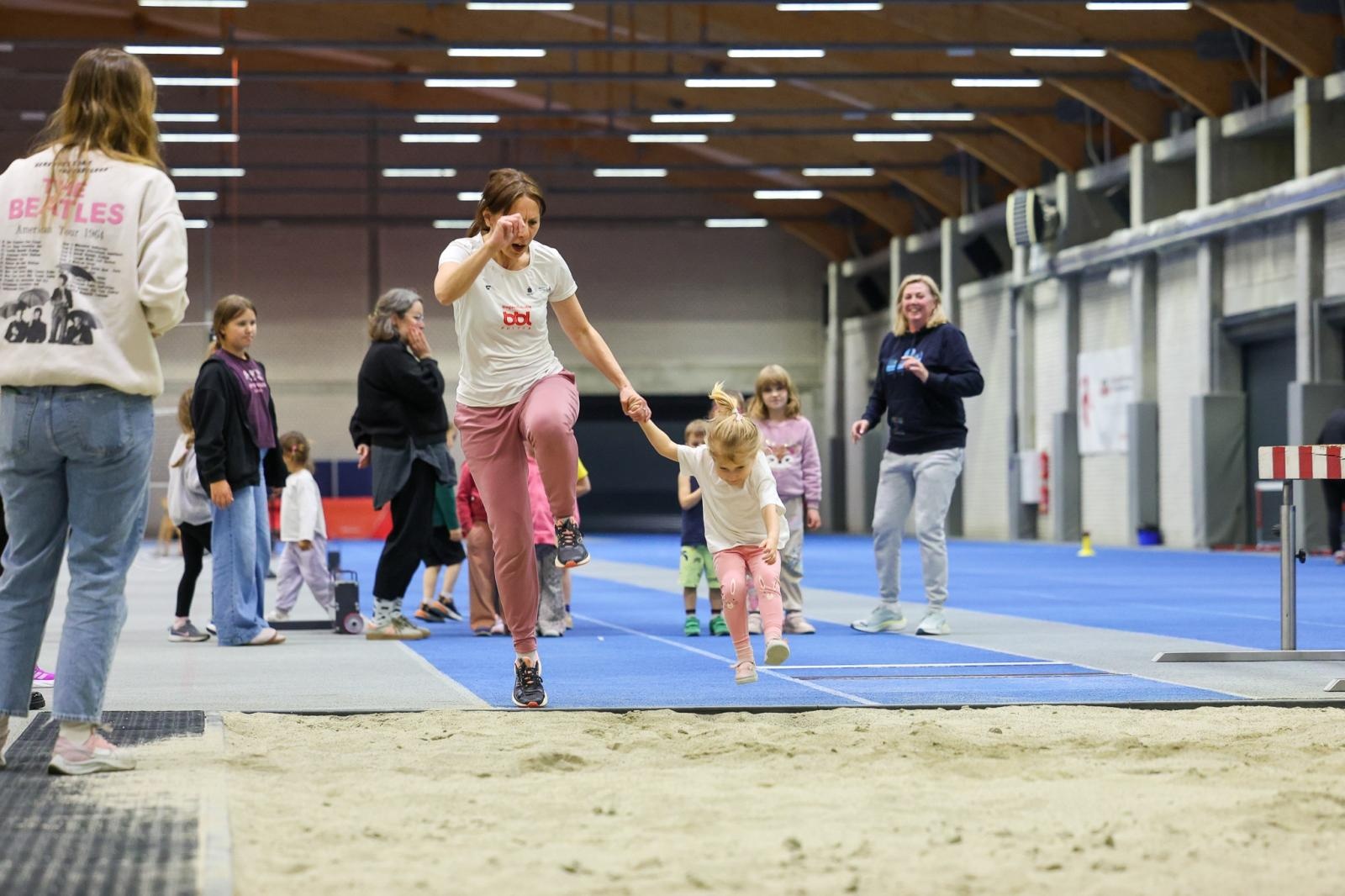 Zdjęcie w galerii na portalu naszraciborz.pl: Bo każdy artysta musi być w formie. Mali Odkrywcy Sztuki z RCK na treningu w Szkole Mistrzostwa Sportowego wiadomości z regionu