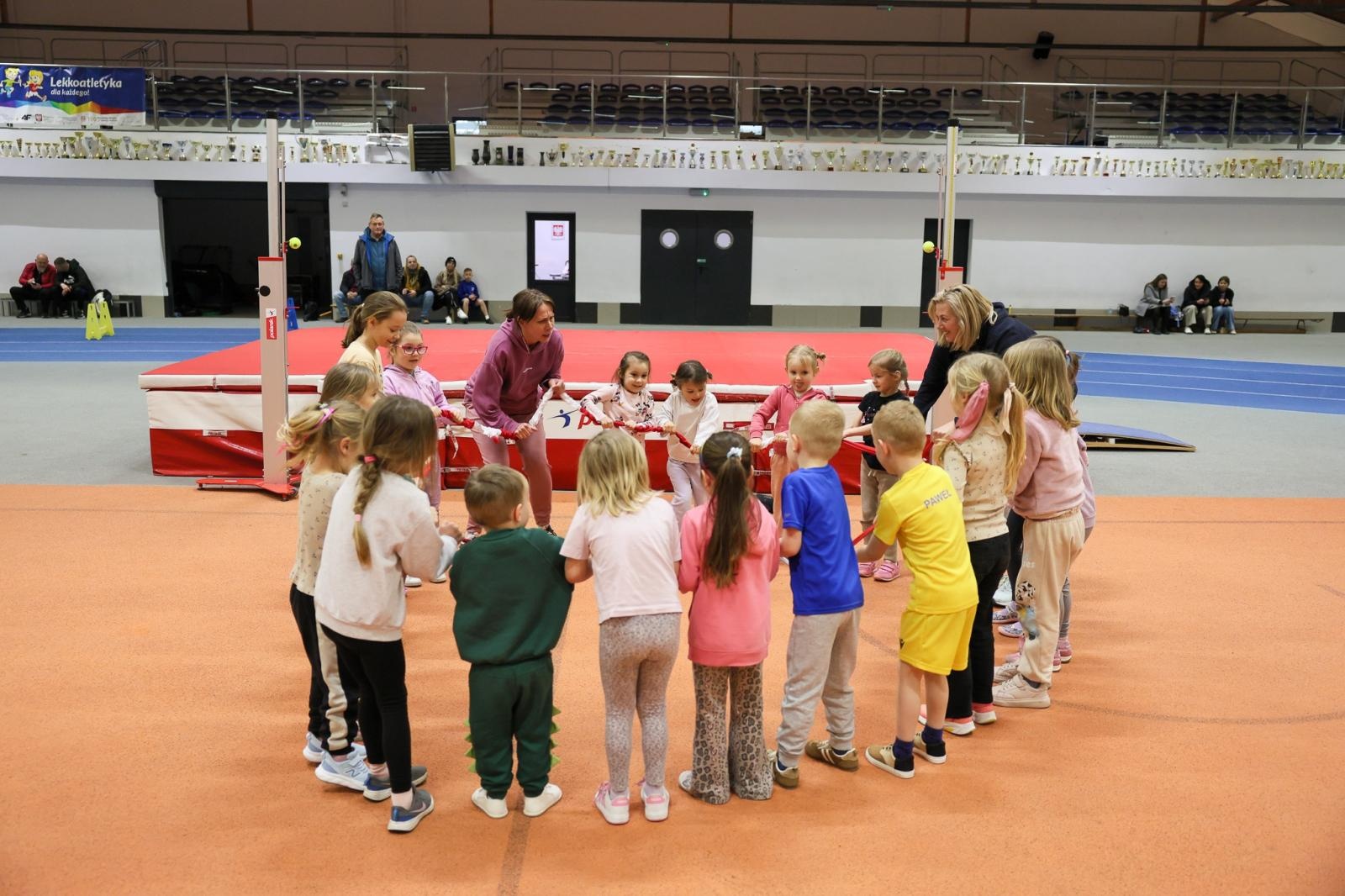 Zdjęcie w galerii na portalu naszraciborz.pl: Bo każdy artysta musi być w formie. Mali Odkrywcy Sztuki z RCK na treningu w Szkole Mistrzostwa Sportowego wiadomości z regionu