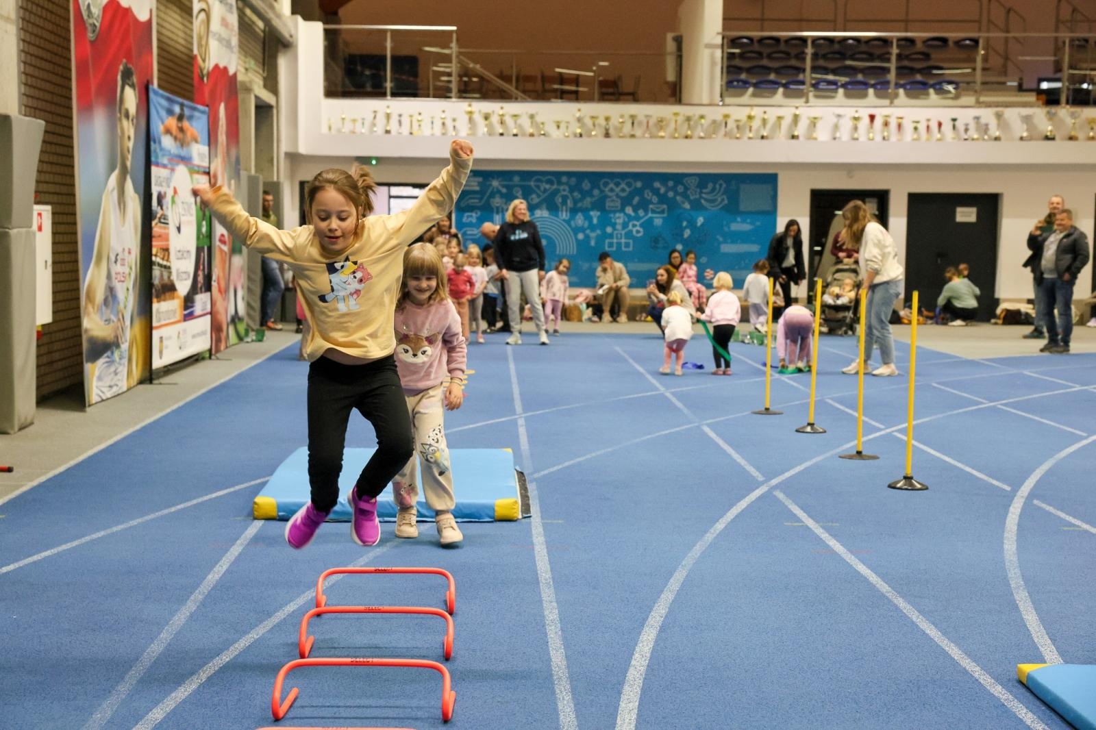 Zdjęcie w galerii na portalu naszraciborz.pl: Bo każdy artysta musi być w formie. Mali Odkrywcy Sztuki z RCK na treningu w Szkole Mistrzostwa Sportowego wiadomości z regionu