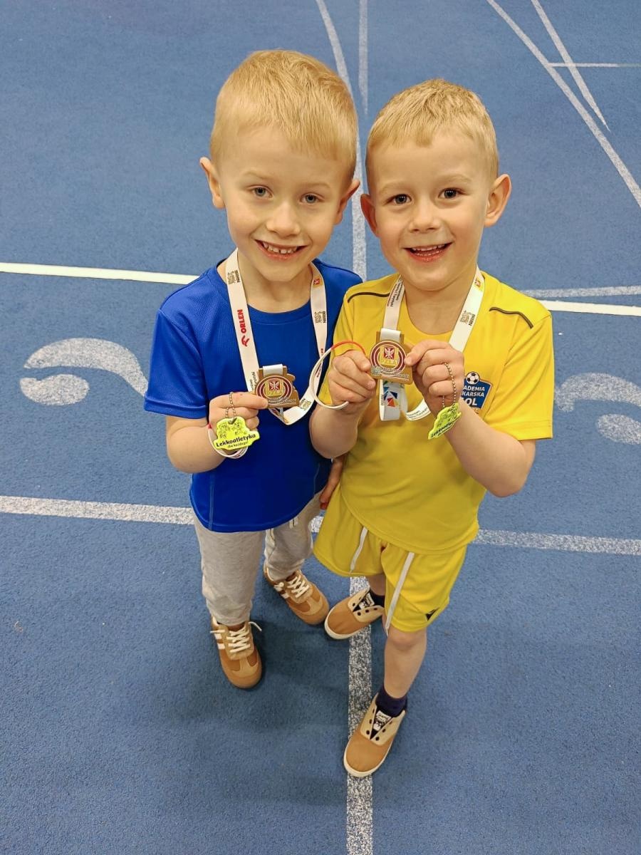 Zdjęcie w galerii na portalu naszraciborz.pl: Bo każdy artysta musi być w formie. Mali Odkrywcy Sztuki z RCK na treningu w Szkole Mistrzostwa Sportowego wiadomości z regionu