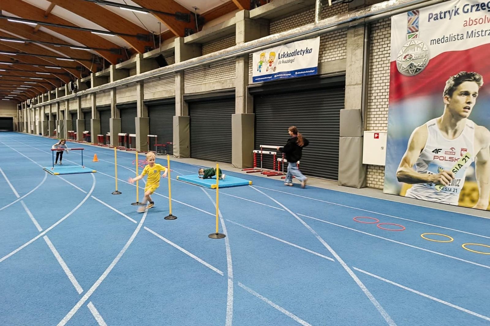 Zdjęcie w galerii na portalu naszraciborz.pl: Bo każdy artysta musi być w formie. Mali Odkrywcy Sztuki z RCK na treningu w Szkole Mistrzostwa Sportowego wiadomości z regionu
