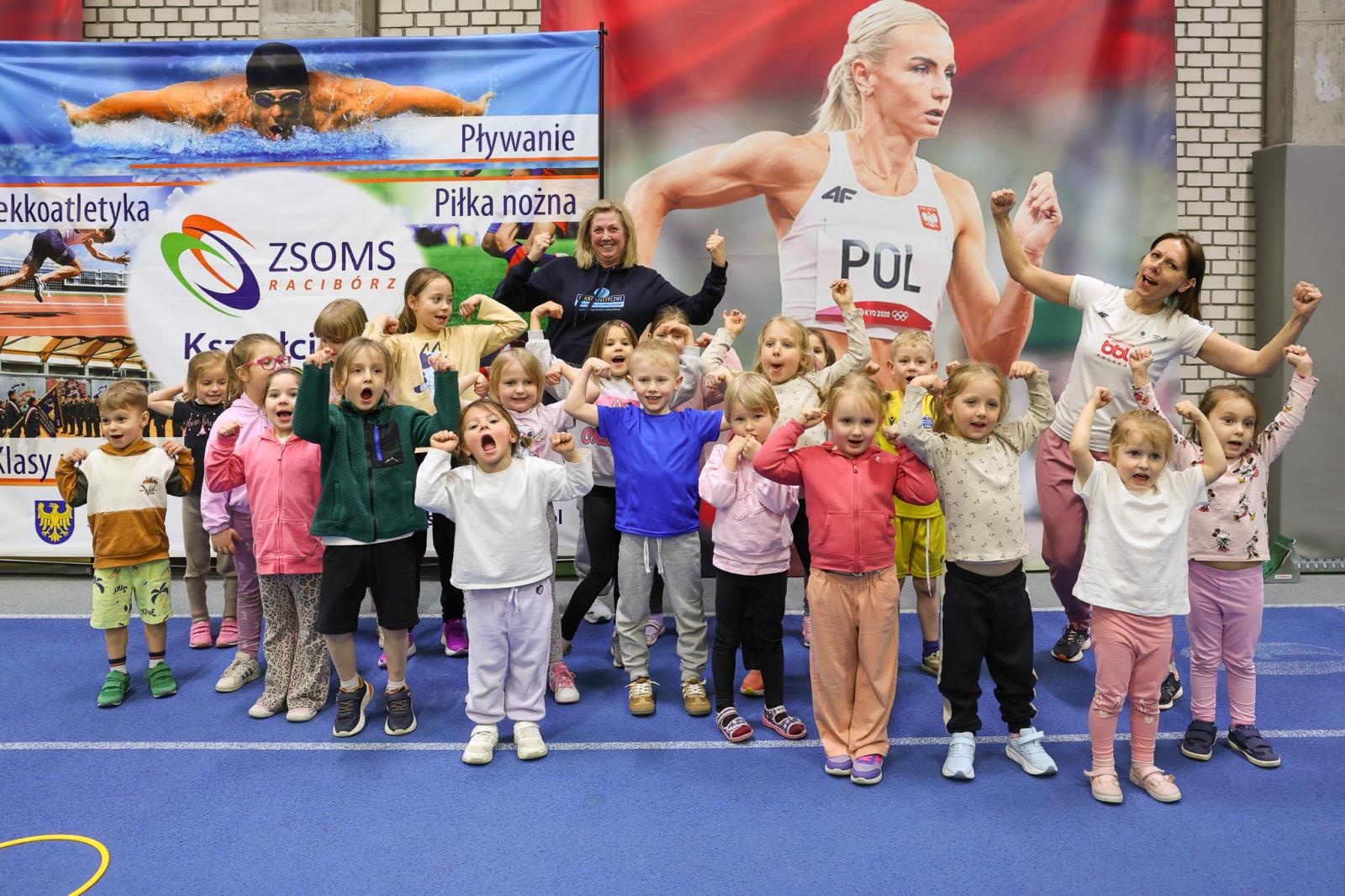 Zdjęcie w galerii na portalu naszraciborz.pl: Bo każdy artysta musi być w formie. Mali Odkrywcy Sztuki z RCK na treningu w Szkole Mistrzostwa Sportowego wiadomości z regionu