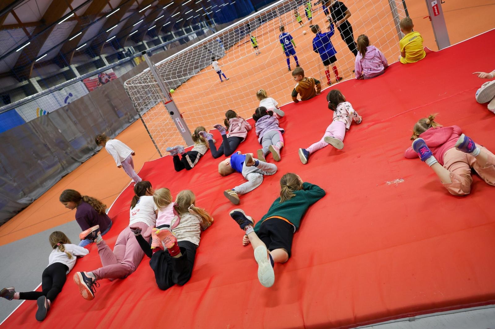 Zdjęcie w galerii na portalu naszraciborz.pl: Bo każdy artysta musi być w formie. Mali Odkrywcy Sztuki z RCK na treningu w Szkole Mistrzostwa Sportowego wiadomości z regionu