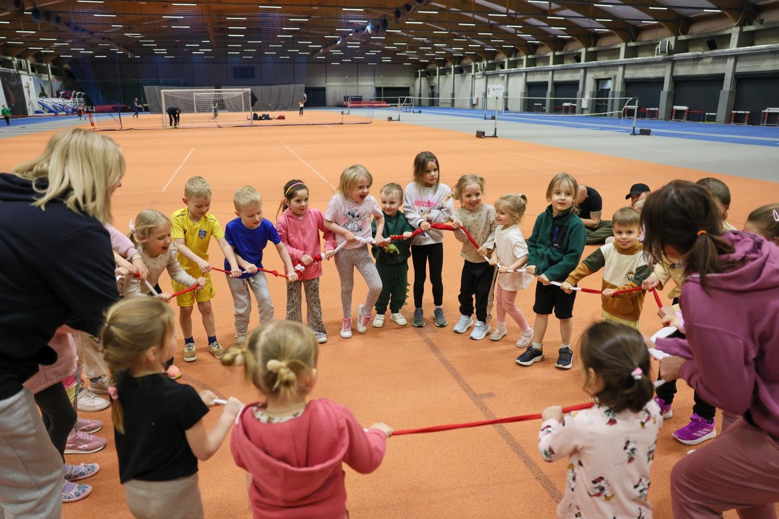 Zdjęcie w galerii na portalu naszraciborz.pl: Bo każdy artysta musi być w formie. Mali Odkrywcy Sztuki z RCK na treningu w Szkole Mistrzostwa Sportowego wiadomości z regionu