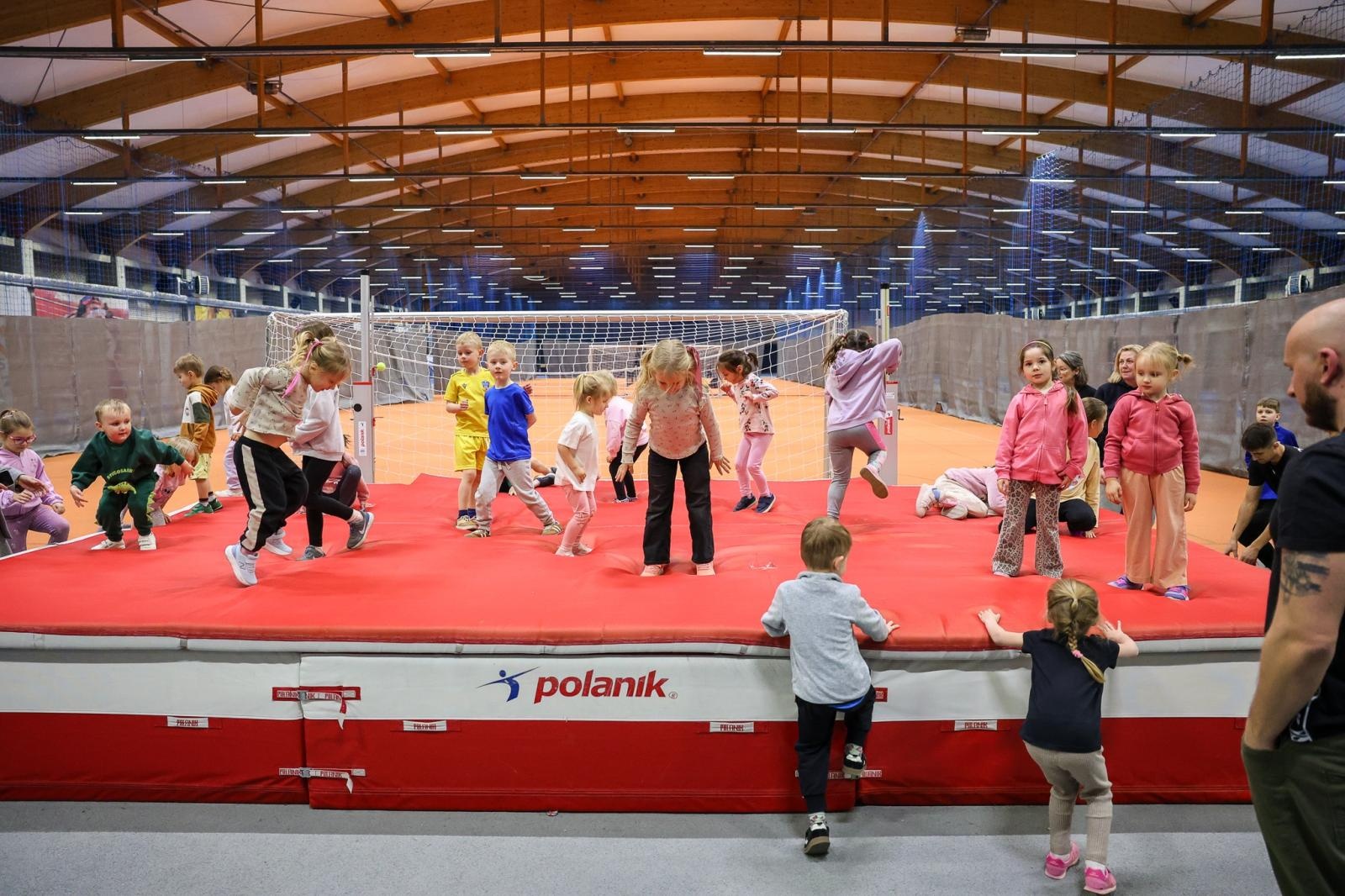 Zdjęcie w galerii na portalu naszraciborz.pl: Bo każdy artysta musi być w formie. Mali Odkrywcy Sztuki z RCK na treningu w Szkole Mistrzostwa Sportowego wiadomości z regionu
