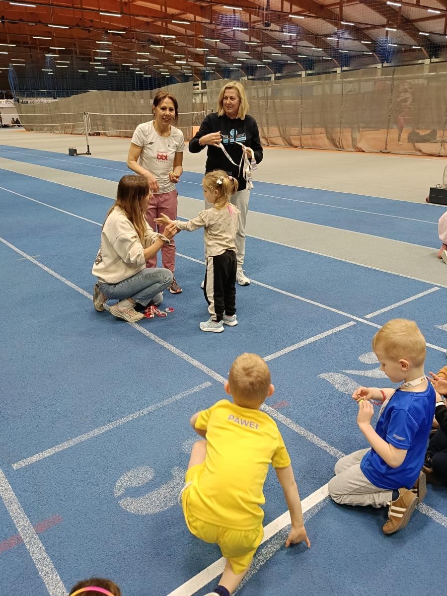 Zdjęcie w galerii na portalu naszraciborz.pl: Bo każdy artysta musi być w formie. Mali Odkrywcy Sztuki z RCK na treningu w Szkole Mistrzostwa Sportowego wiadomości z regionu