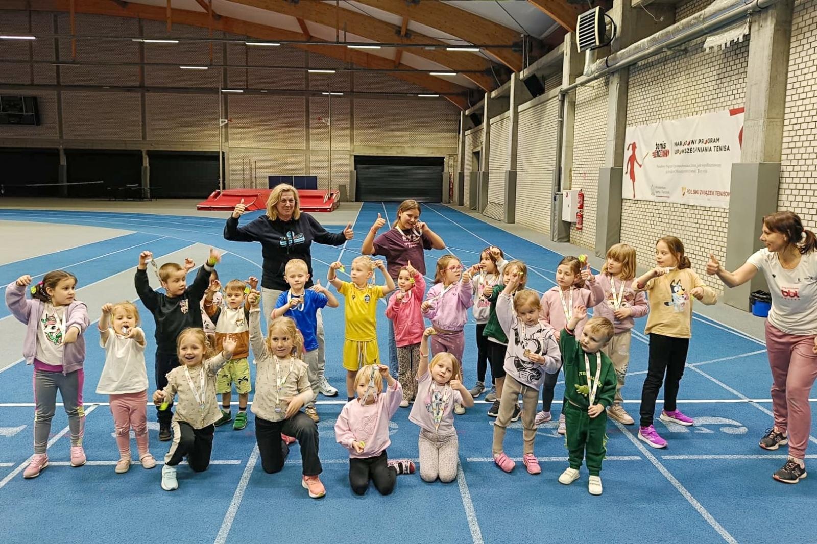 Zdjęcie w galerii na portalu naszraciborz.pl: Bo każdy artysta musi być w formie. Mali Odkrywcy Sztuki z RCK na treningu w Szkole Mistrzostwa Sportowego wiadomości z regionu