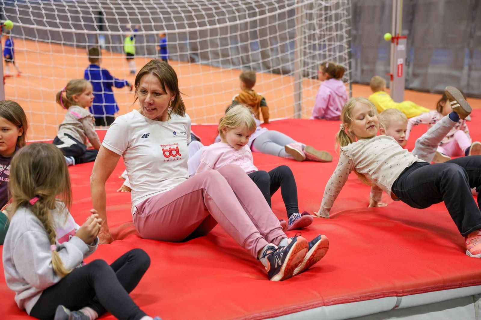 Zdjęcie w galerii na portalu naszraciborz.pl: Bo każdy artysta musi być w formie. Mali Odkrywcy Sztuki z RCK na treningu w Szkole Mistrzostwa Sportowego wiadomości z regionu