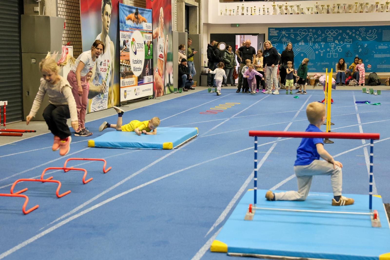 Zdjęcie w galerii na portalu naszraciborz.pl: Bo każdy artysta musi być w formie. Mali Odkrywcy Sztuki z RCK na treningu w Szkole Mistrzostwa Sportowego wiadomości z regionu