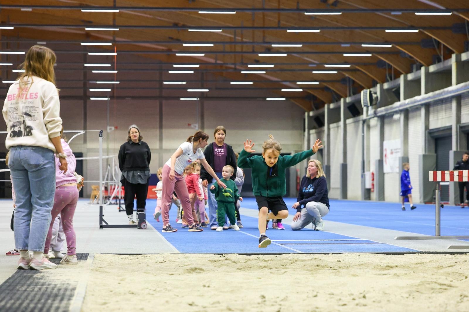 Zdjęcie w galerii na portalu naszraciborz.pl: Bo każdy artysta musi być w formie. Mali Odkrywcy Sztuki z RCK na treningu w Szkole Mistrzostwa Sportowego wiadomości z regionu