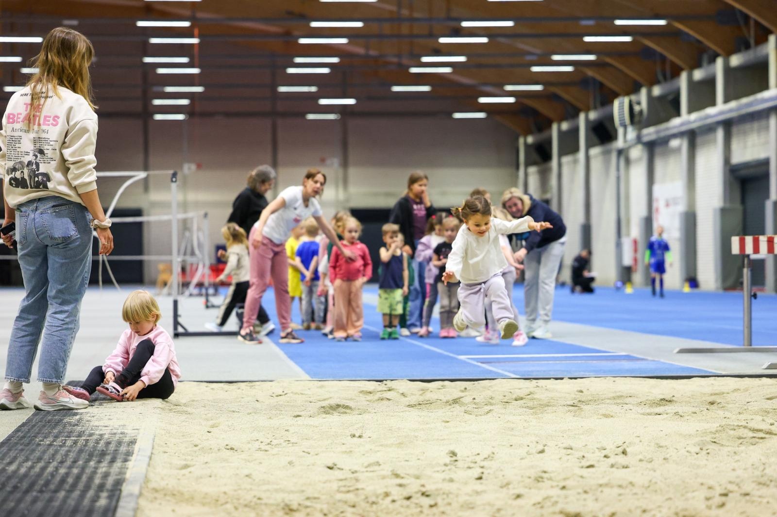 Zdjęcie w galerii na portalu naszraciborz.pl: Bo każdy artysta musi być w formie. Mali Odkrywcy Sztuki z RCK na treningu w Szkole Mistrzostwa Sportowego wiadomości z regionu