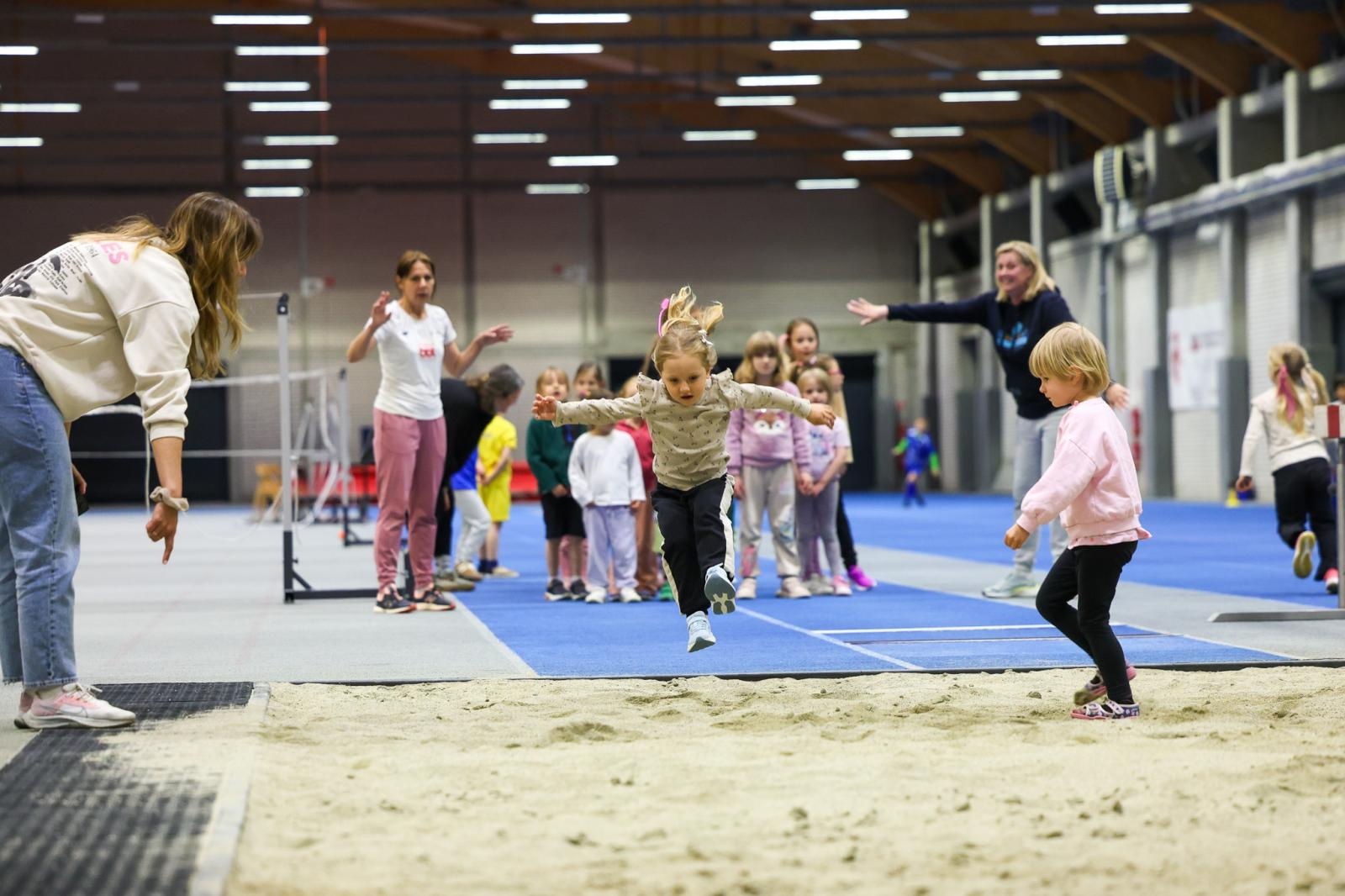 Zdjęcie w galerii na portalu naszraciborz.pl: Bo każdy artysta musi być w formie. Mali Odkrywcy Sztuki z RCK na treningu w Szkole Mistrzostwa Sportowego wiadomości z regionu
