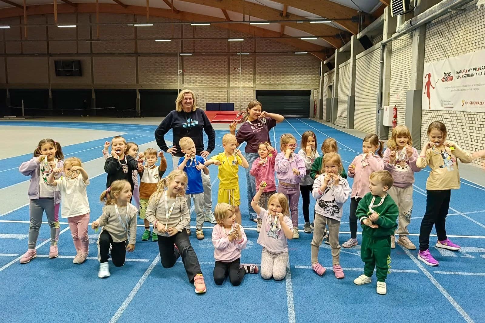 Zdjęcie w galerii na portalu naszraciborz.pl: Bo każdy artysta musi być w formie. Mali Odkrywcy Sztuki z RCK na treningu w Szkole Mistrzostwa Sportowego wiadomości z regionu