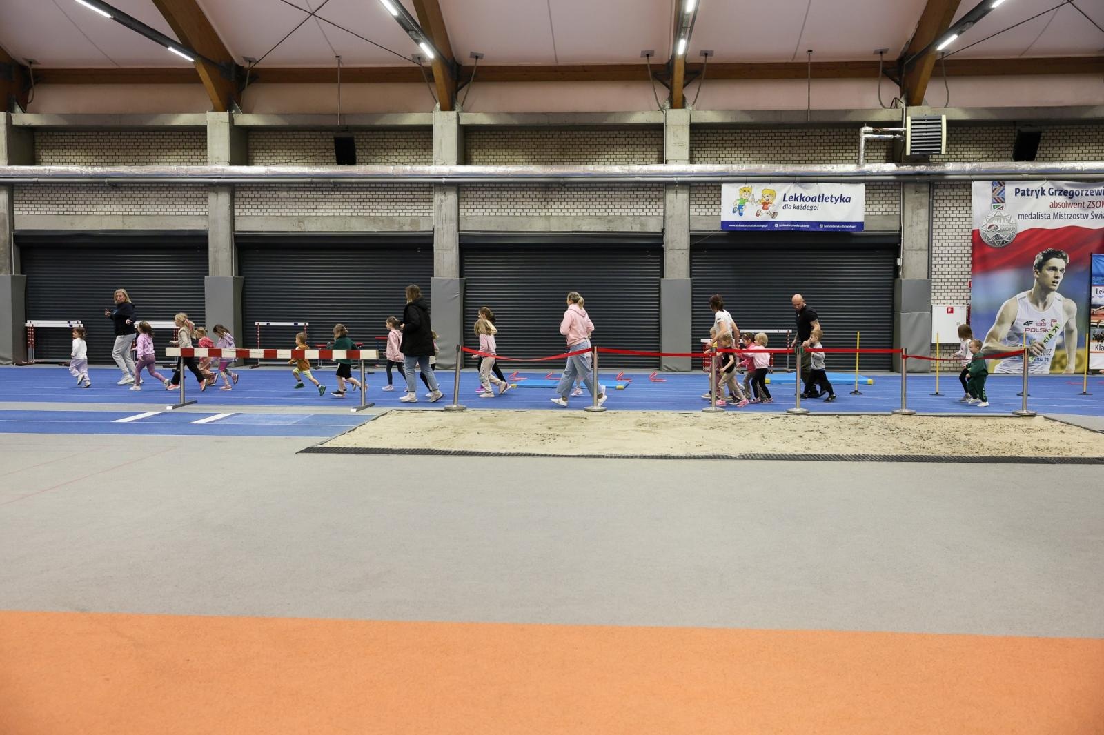 Zdjęcie w galerii na portalu naszraciborz.pl: Bo każdy artysta musi być w formie. Mali Odkrywcy Sztuki z RCK na treningu w Szkole Mistrzostwa Sportowego wiadomości z regionu