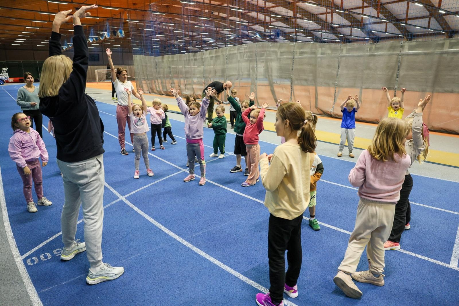 Zdjęcie w galerii na portalu naszraciborz.pl: Bo każdy artysta musi być w formie. Mali Odkrywcy Sztuki z RCK na treningu w Szkole Mistrzostwa Sportowego wiadomości z regionu