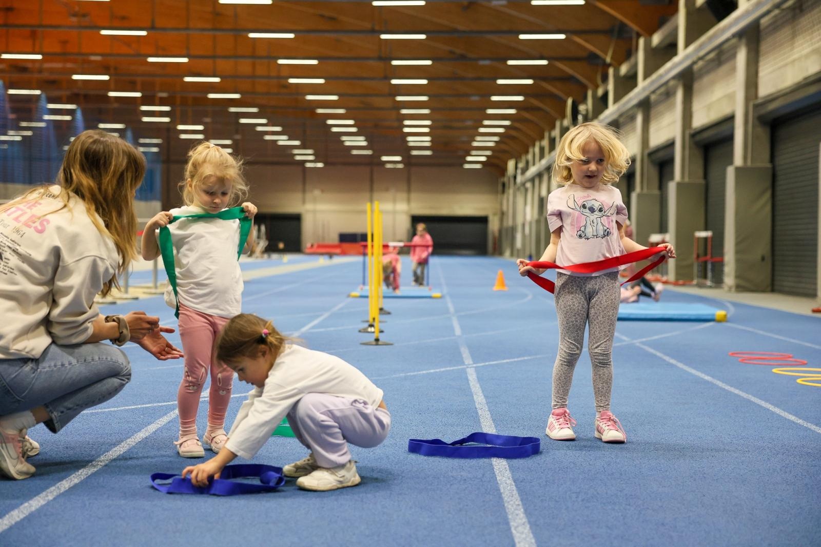 Zdjęcie w galerii na portalu naszraciborz.pl: Bo każdy artysta musi być w formie. Mali Odkrywcy Sztuki z RCK na treningu w Szkole Mistrzostwa Sportowego wiadomości z regionu
