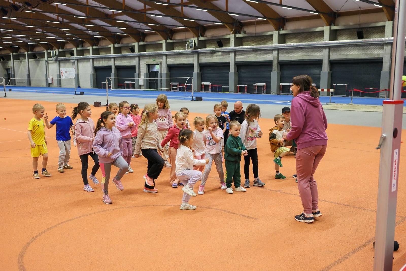 Zdjęcie w galerii na portalu naszraciborz.pl: Bo każdy artysta musi być w formie. Mali Odkrywcy Sztuki z RCK na treningu w Szkole Mistrzostwa Sportowego wiadomości z regionu
