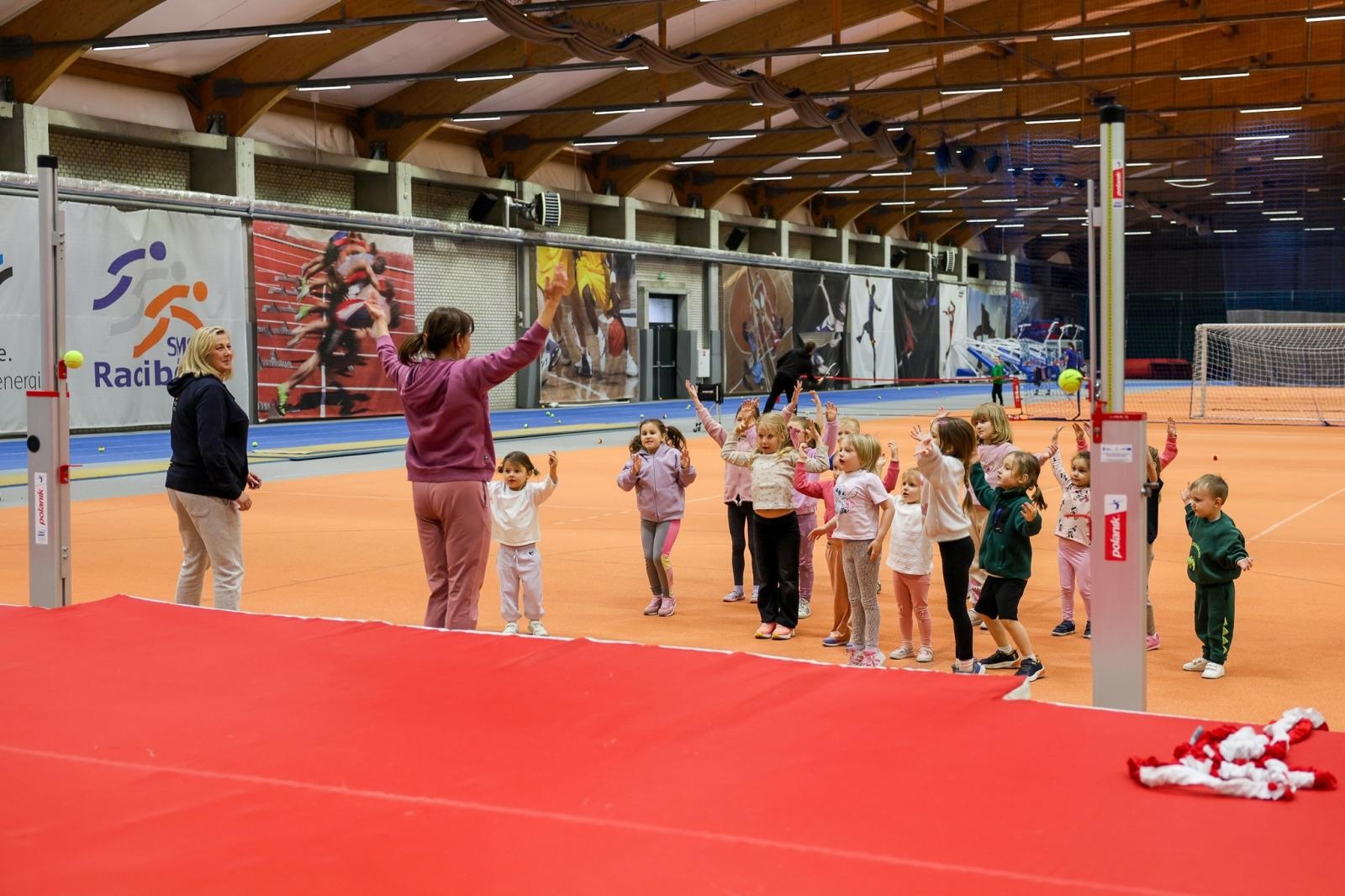 Zdjęcie w galerii na portalu naszraciborz.pl: Bo każdy artysta musi być w formie. Mali Odkrywcy Sztuki z RCK na treningu w Szkole Mistrzostwa Sportowego wiadomości z regionu