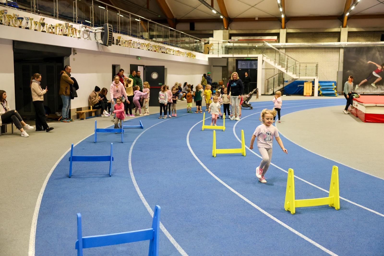 Zdjęcie w galerii na portalu naszraciborz.pl: Bo każdy artysta musi być w formie. Mali Odkrywcy Sztuki z RCK na treningu w Szkole Mistrzostwa Sportowego wiadomości z regionu