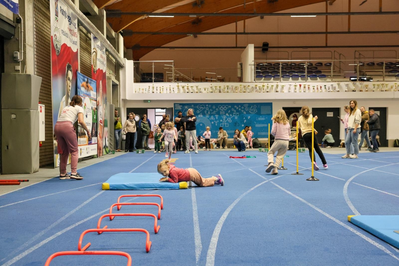 Zdjęcie w galerii na portalu naszraciborz.pl: Bo każdy artysta musi być w formie. Mali Odkrywcy Sztuki z RCK na treningu w Szkole Mistrzostwa Sportowego wiadomości z regionu