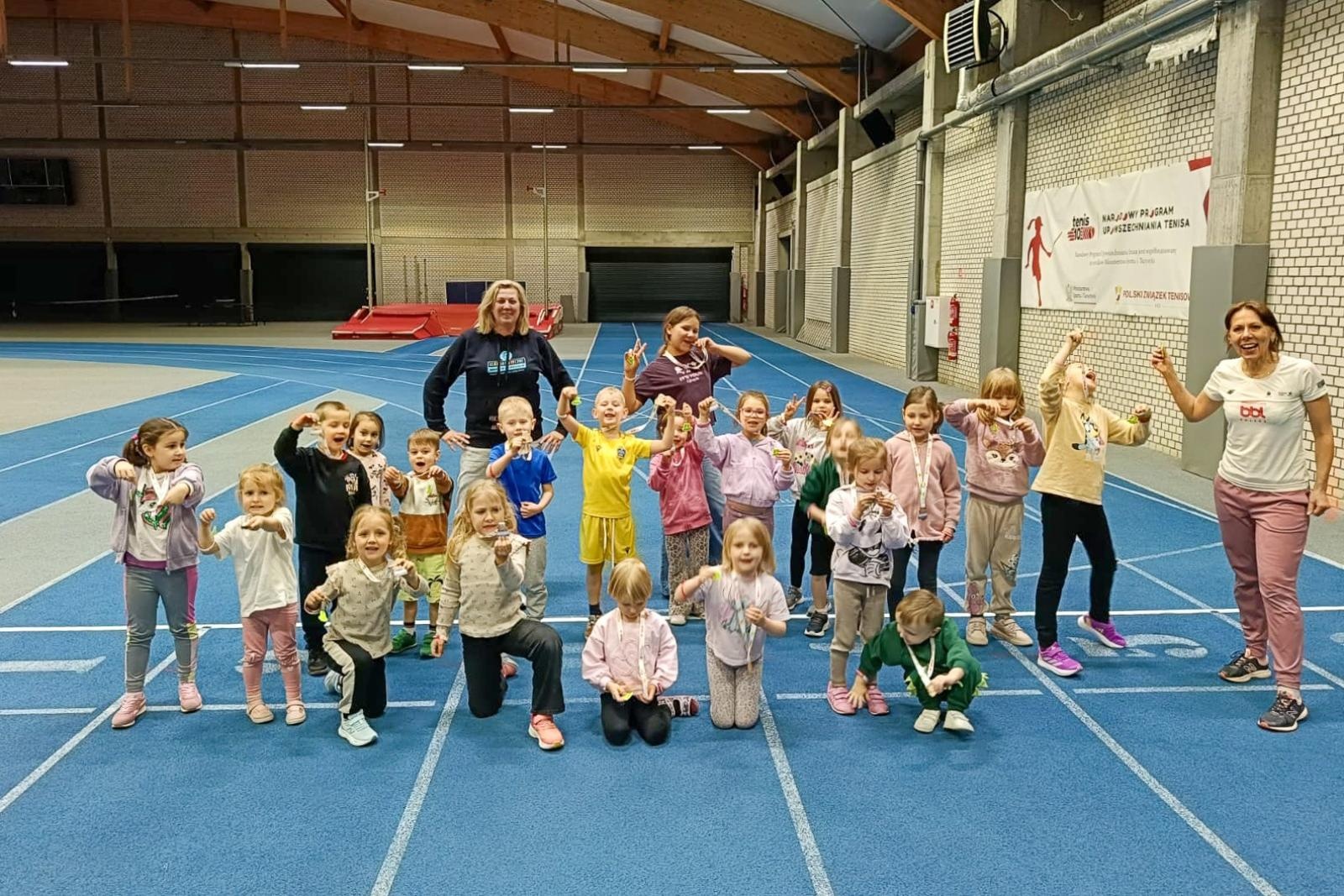 Zdjęcie w galerii na portalu naszraciborz.pl: Bo każdy artysta musi być w formie. Mali Odkrywcy Sztuki z RCK na treningu w Szkole Mistrzostwa Sportowego wiadomości z regionu