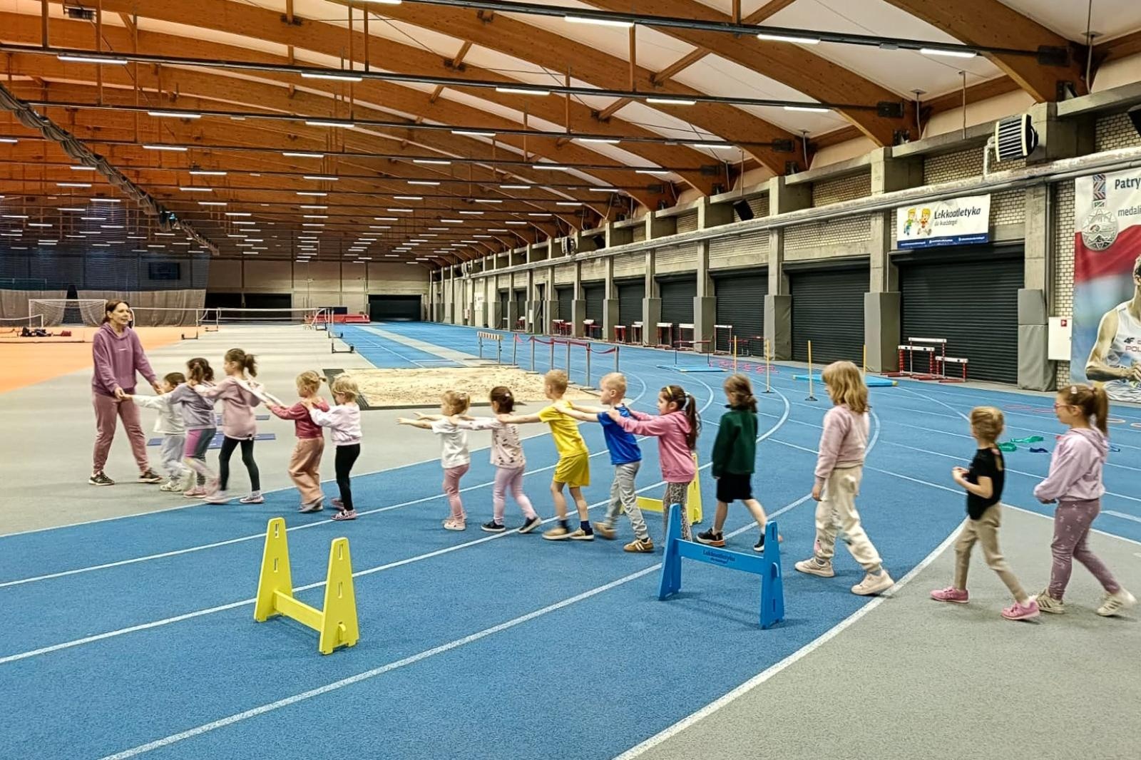 Zdjęcie w galerii na portalu naszraciborz.pl: Bo każdy artysta musi być w formie. Mali Odkrywcy Sztuki z RCK na treningu w Szkole Mistrzostwa Sportowego wiadomości z regionu