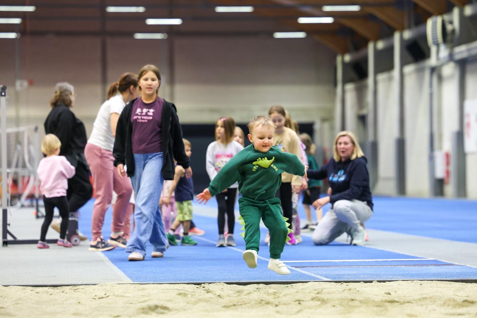 Zdjęcie w galerii na portalu naszraciborz.pl: Bo każdy artysta musi być w formie. Mali Odkrywcy Sztuki z RCK na treningu w Szkole Mistrzostwa Sportowego wiadomości z regionu