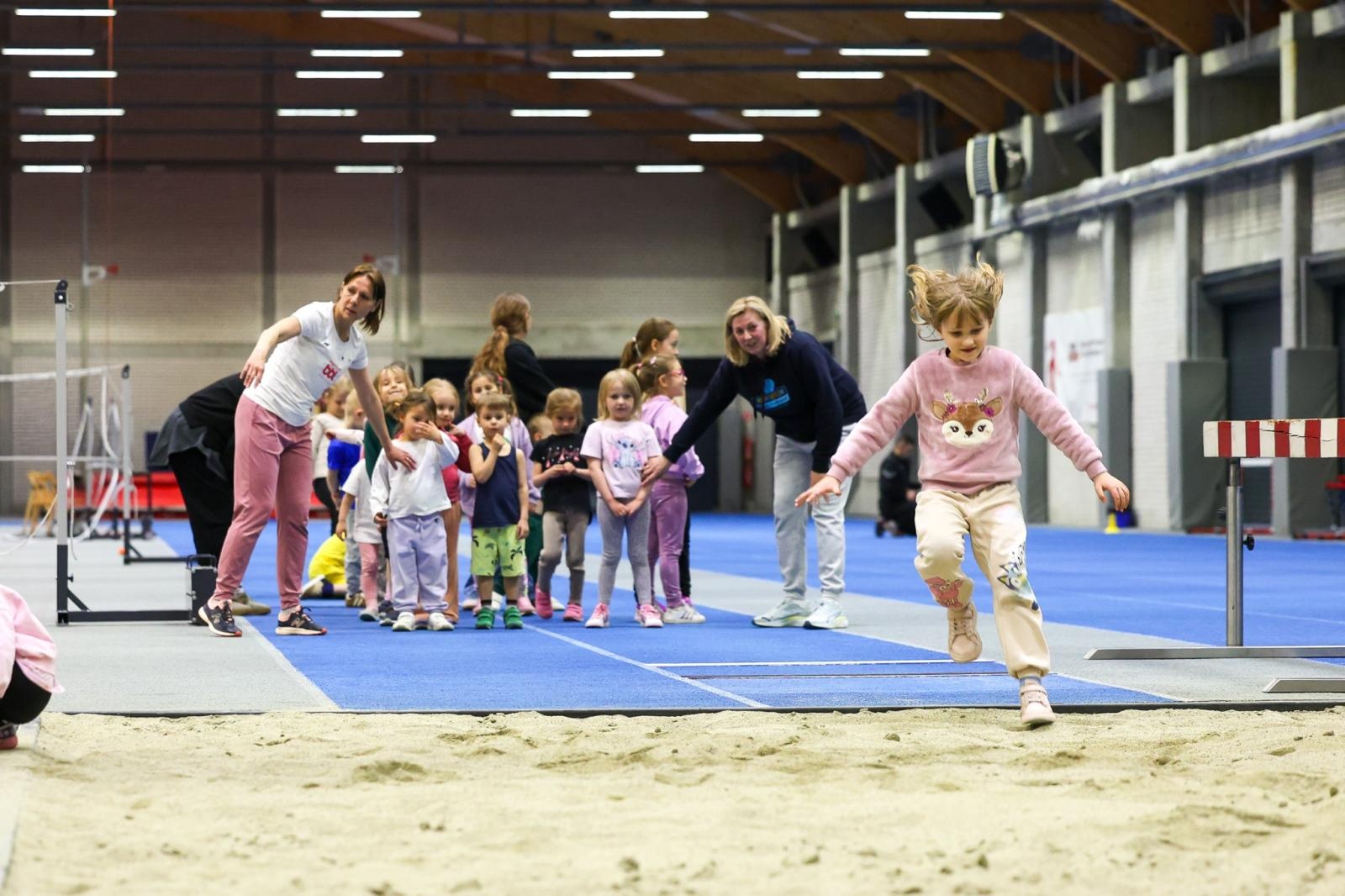 Zdjęcie w galerii na portalu naszraciborz.pl: Bo każdy artysta musi być w formie. Mali Odkrywcy Sztuki z RCK na treningu w Szkole Mistrzostwa Sportowego wiadomości z regionu