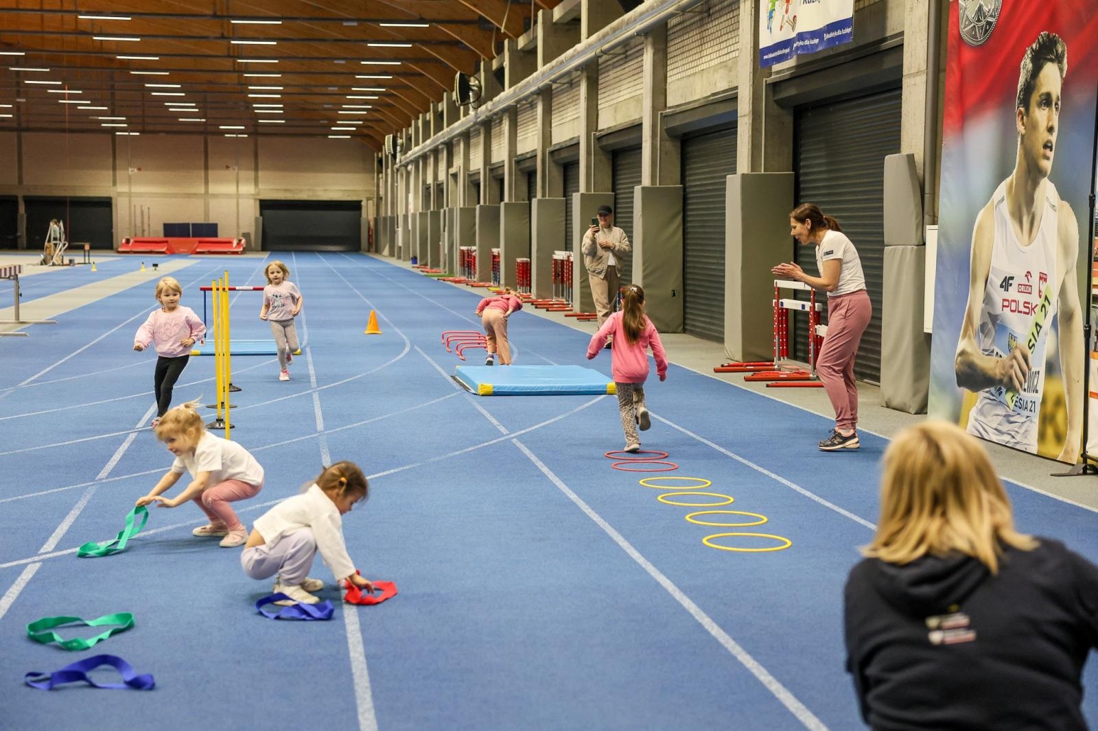 Zdjęcie w galerii na portalu naszraciborz.pl: Bo każdy artysta musi być w formie. Mali Odkrywcy Sztuki z RCK na treningu w Szkole Mistrzostwa Sportowego wiadomości z regionu
