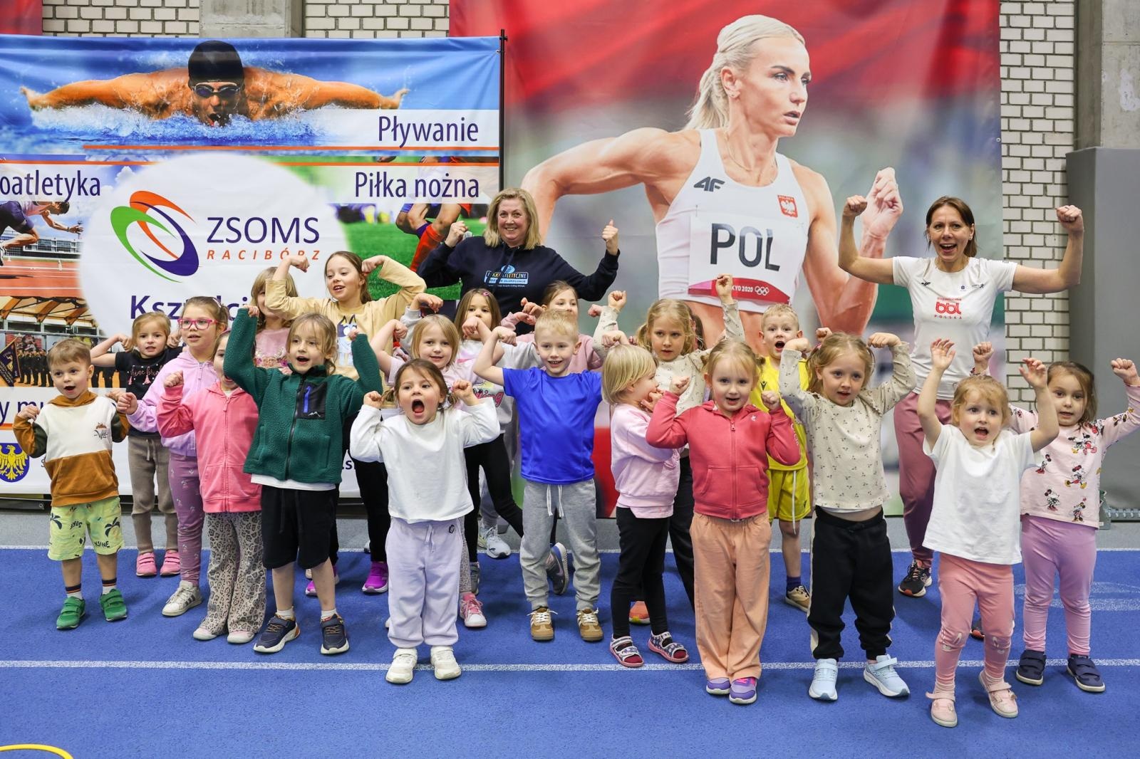 Zdjęcie w galerii na portalu naszraciborz.pl: Bo każdy artysta musi być w formie. Mali Odkrywcy Sztuki z RCK na treningu w Szkole Mistrzostwa Sportowego wiadomości z regionu