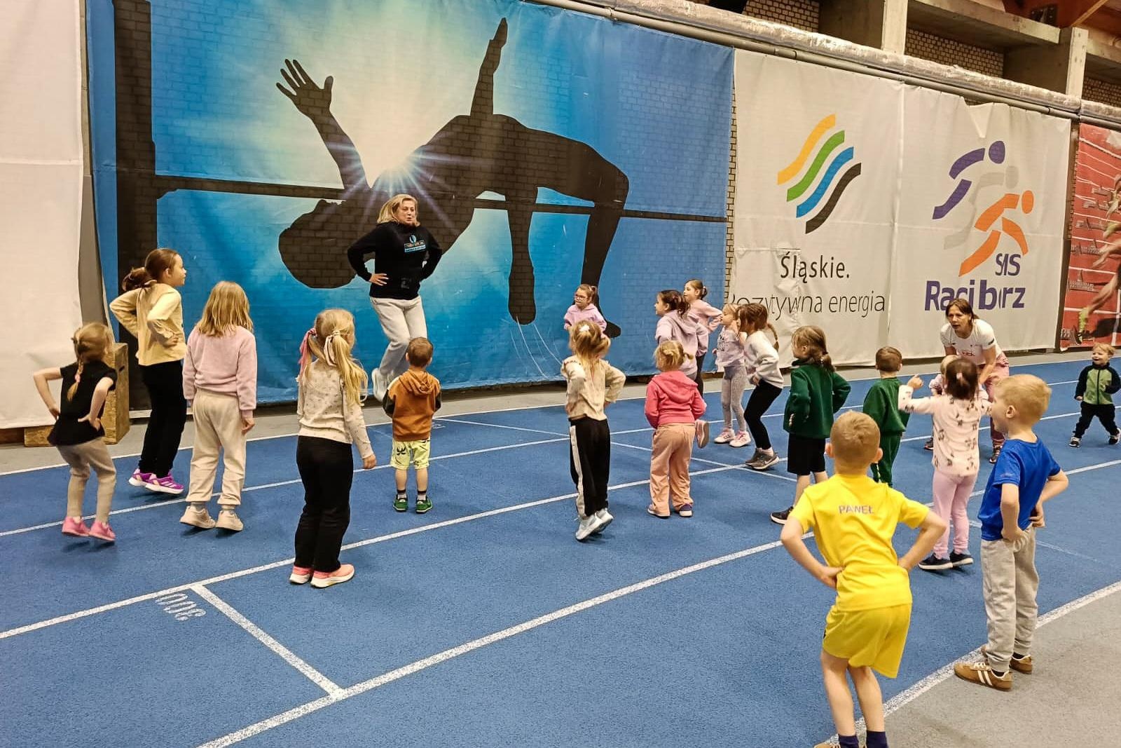 Zdjęcie w galerii na portalu naszraciborz.pl: Bo każdy artysta musi być w formie. Mali Odkrywcy Sztuki z RCK na treningu w Szkole Mistrzostwa Sportowego wiadomości z regionu