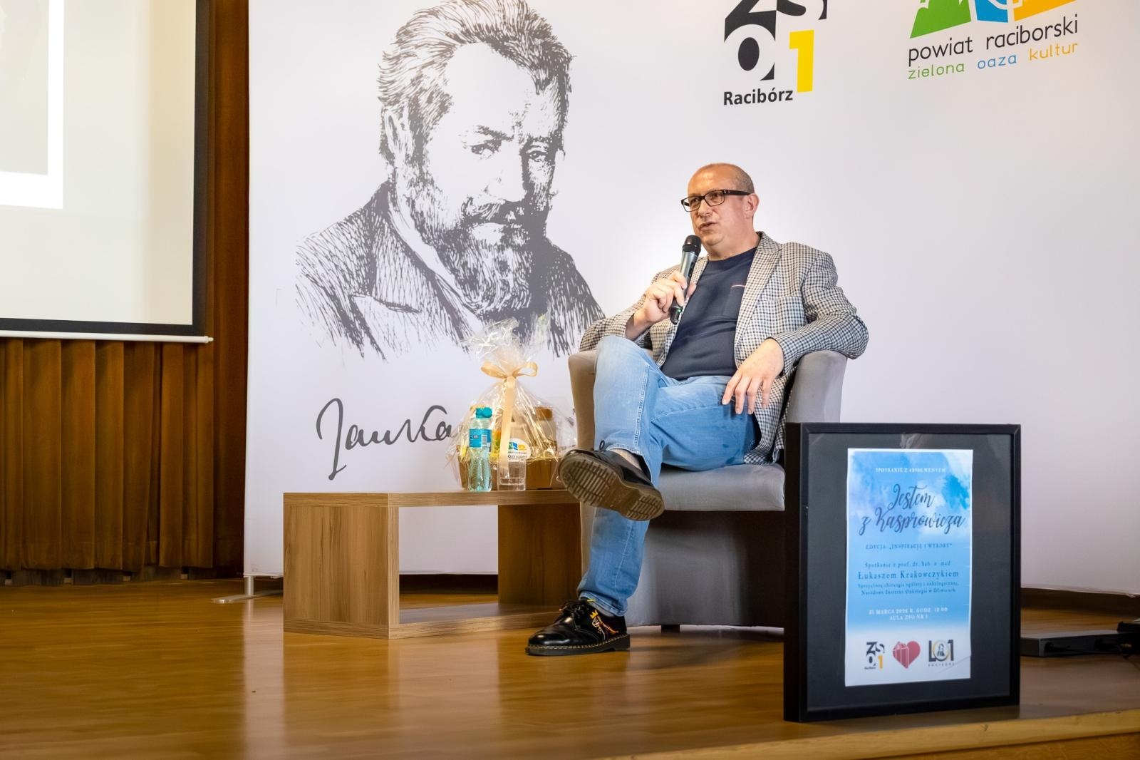 Zdjęcie w galerii na portalu naszraciborz.pl: Jestem z Kasprowicza. Wybitny chirurg odwiedził I LO wiadomości z regionu