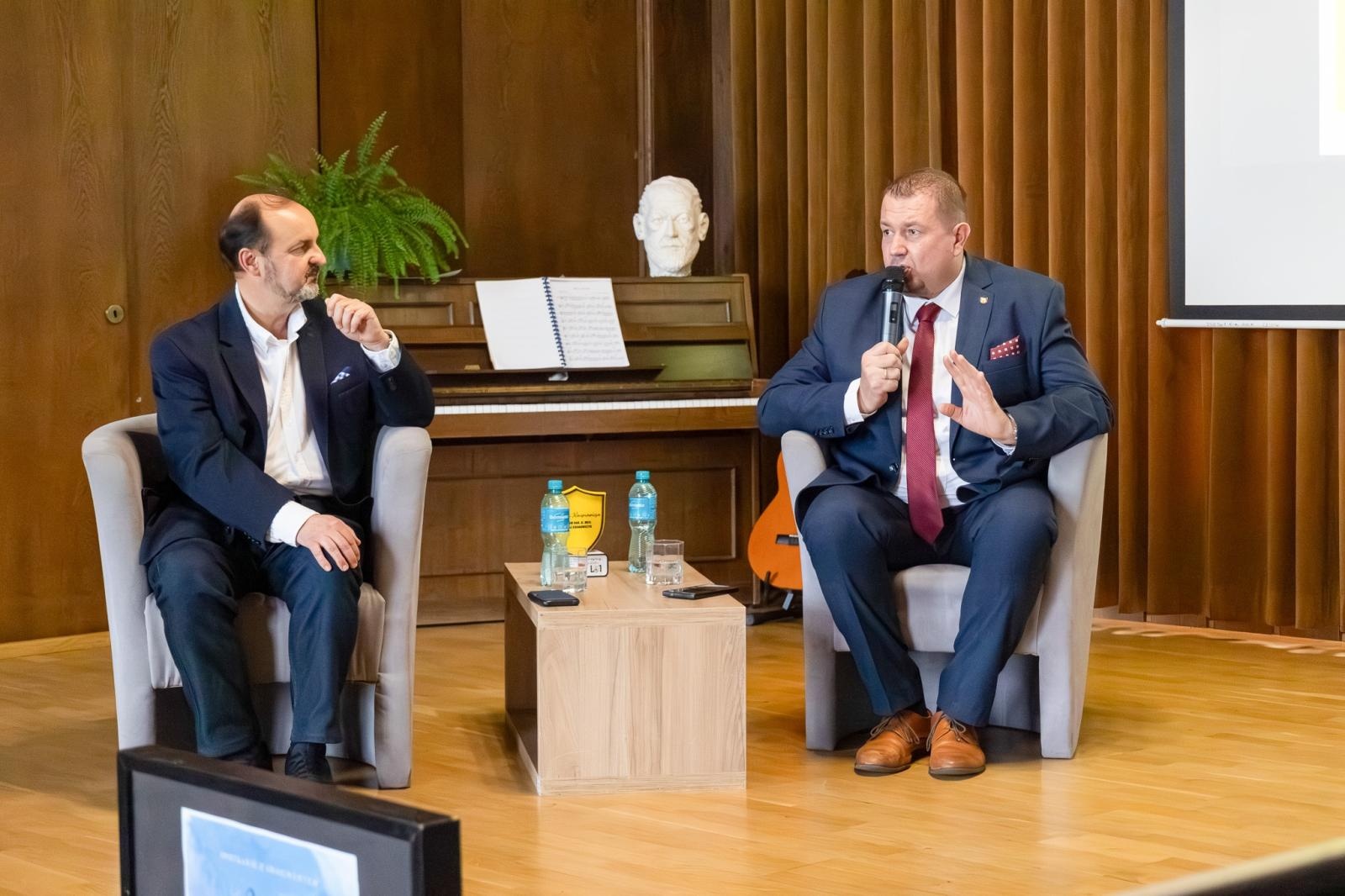 Zdjęcie w galerii na portalu naszraciborz.pl: Jestem z Kasprowicza. Wybitny chirurg odwiedził I LO wiadomości z regionu