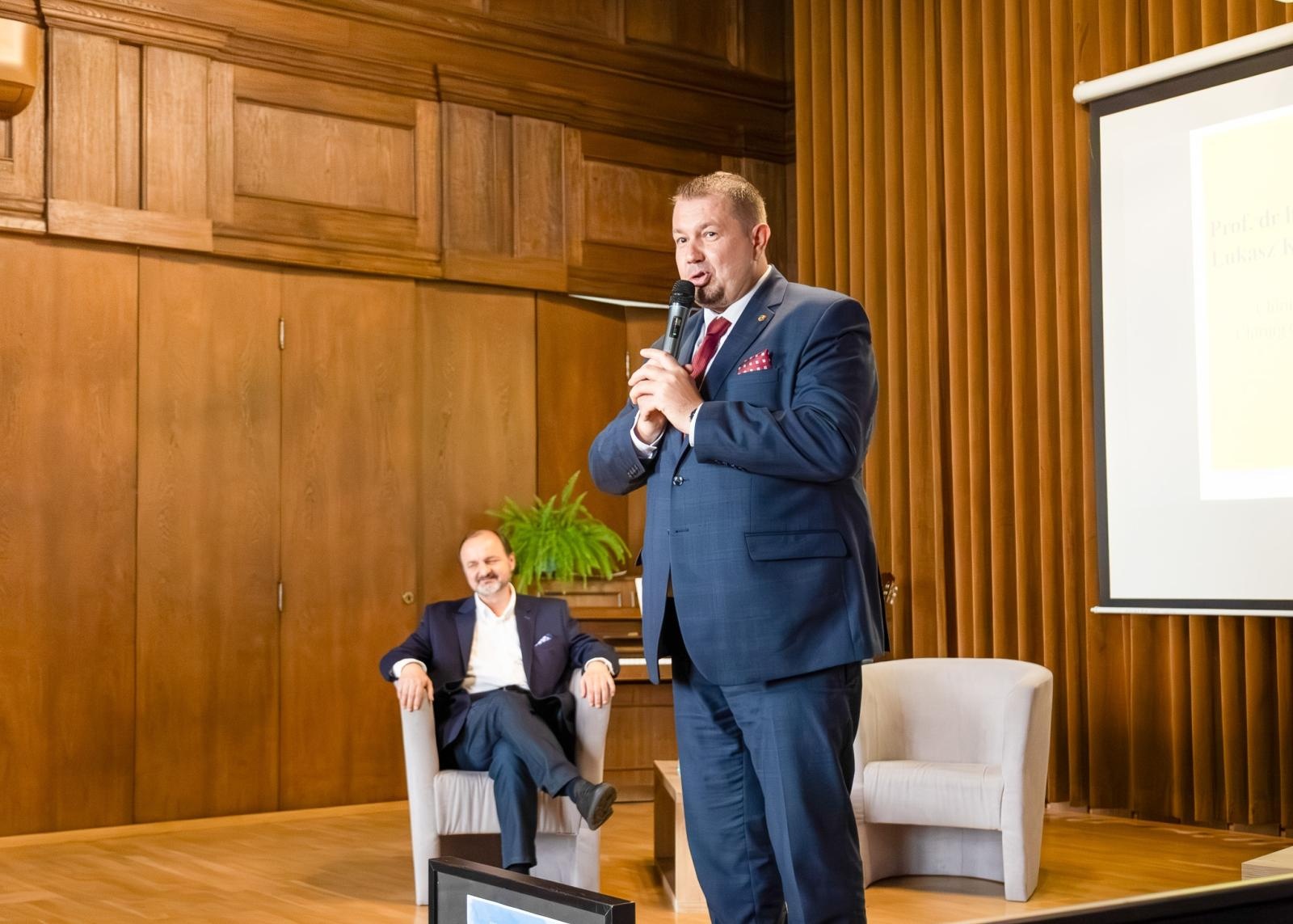 Zdjęcie w galerii na portalu naszraciborz.pl: Jestem z Kasprowicza. Wybitny chirurg odwiedził I LO wiadomości z regionu