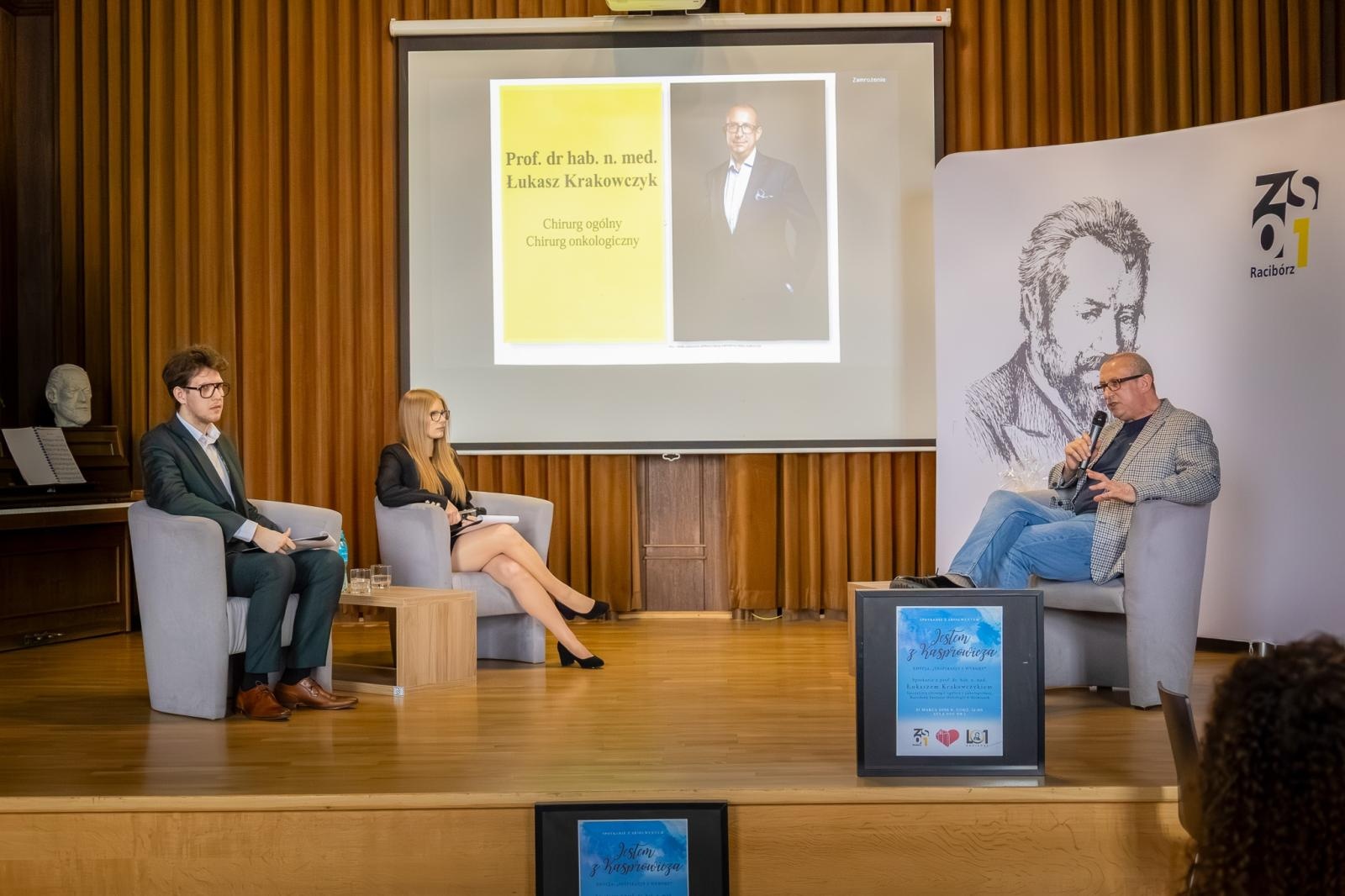 Zdjęcie w galerii na portalu naszraciborz.pl: Jestem z Kasprowicza. Wybitny chirurg odwiedził I LO wiadomości z regionu