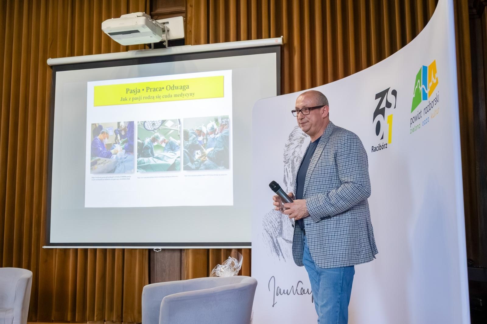 Zdjęcie w galerii na portalu naszraciborz.pl: Jestem z Kasprowicza. Wybitny chirurg odwiedził I LO wiadomości z regionu