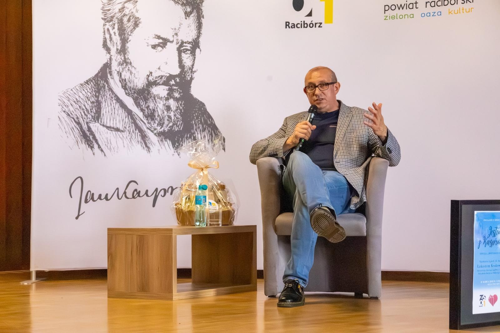 Zdjęcie w galerii na portalu naszraciborz.pl: Jestem z Kasprowicza. Wybitny chirurg odwiedził I LO wiadomości z regionu