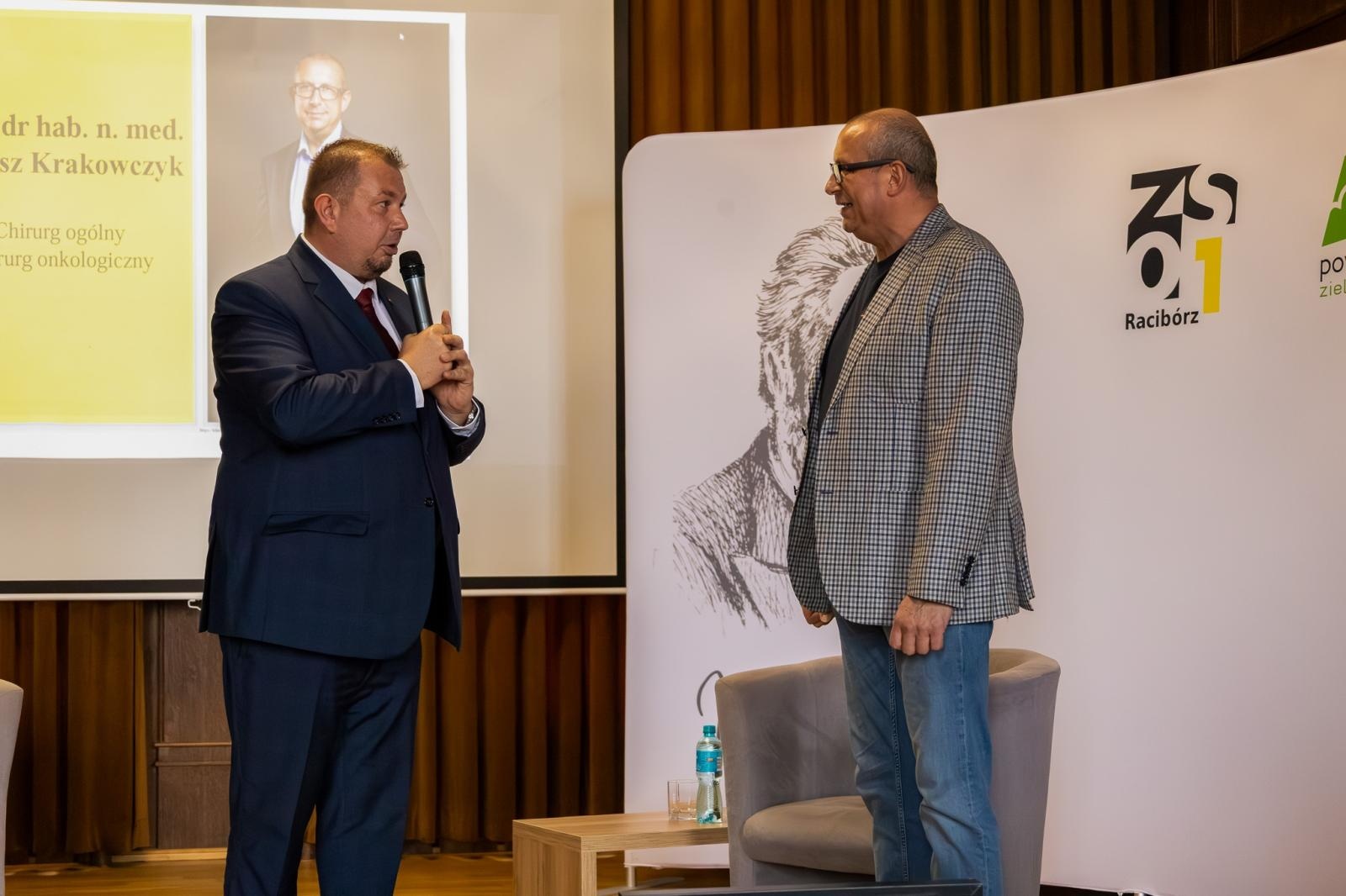 Zdjęcie w galerii na portalu naszraciborz.pl: Jestem z Kasprowicza. Wybitny chirurg odwiedził I LO wiadomości z regionu