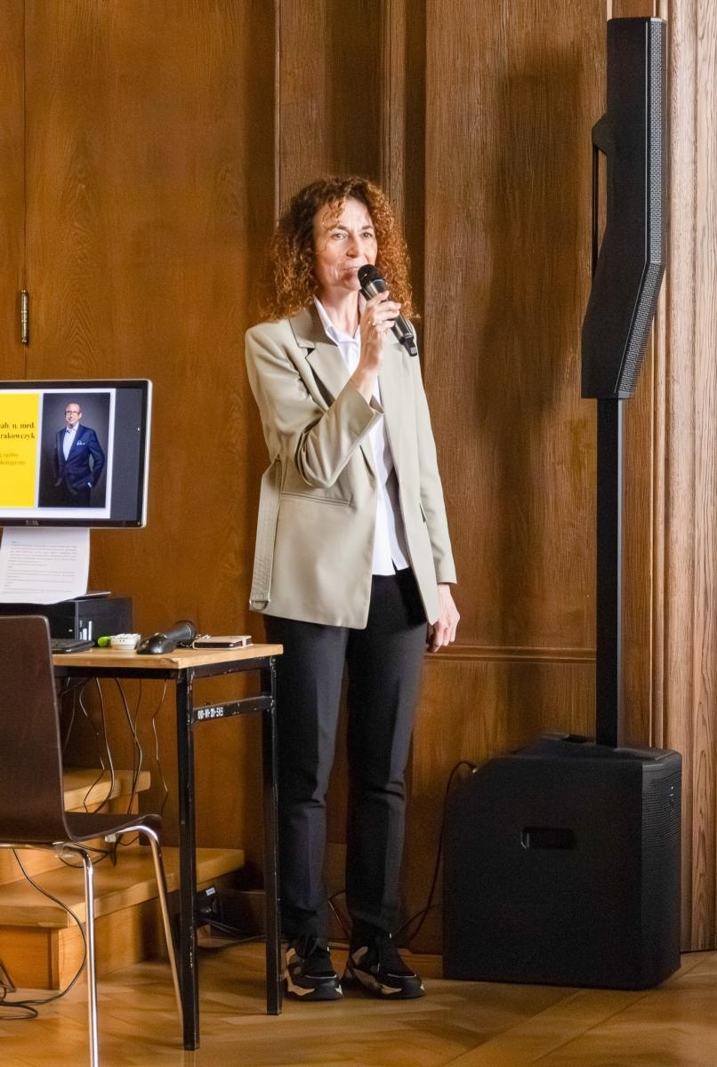 Zdjęcie w galerii na portalu naszraciborz.pl: Jestem z Kasprowicza. Wybitny chirurg odwiedził I LO wiadomości z regionu