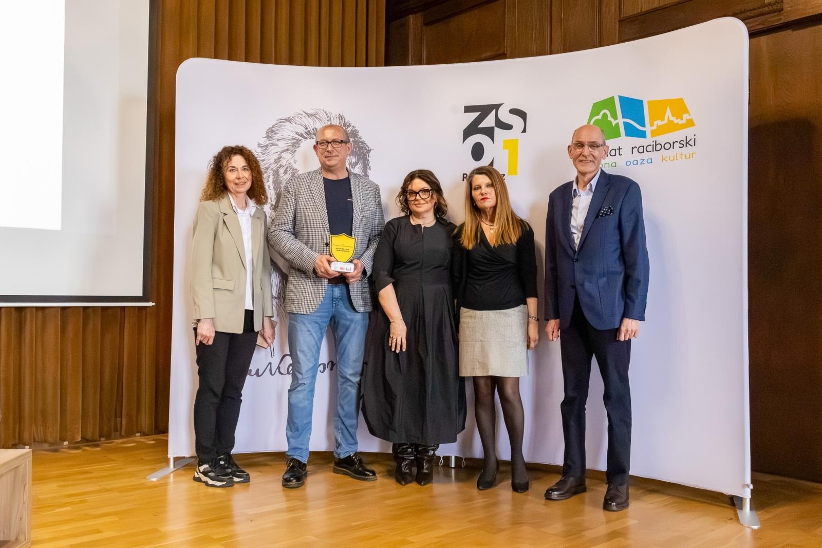 Zdjęcie w galerii na portalu naszraciborz.pl: Jestem z Kasprowicza. Wybitny chirurg odwiedził I LO wiadomości z regionu