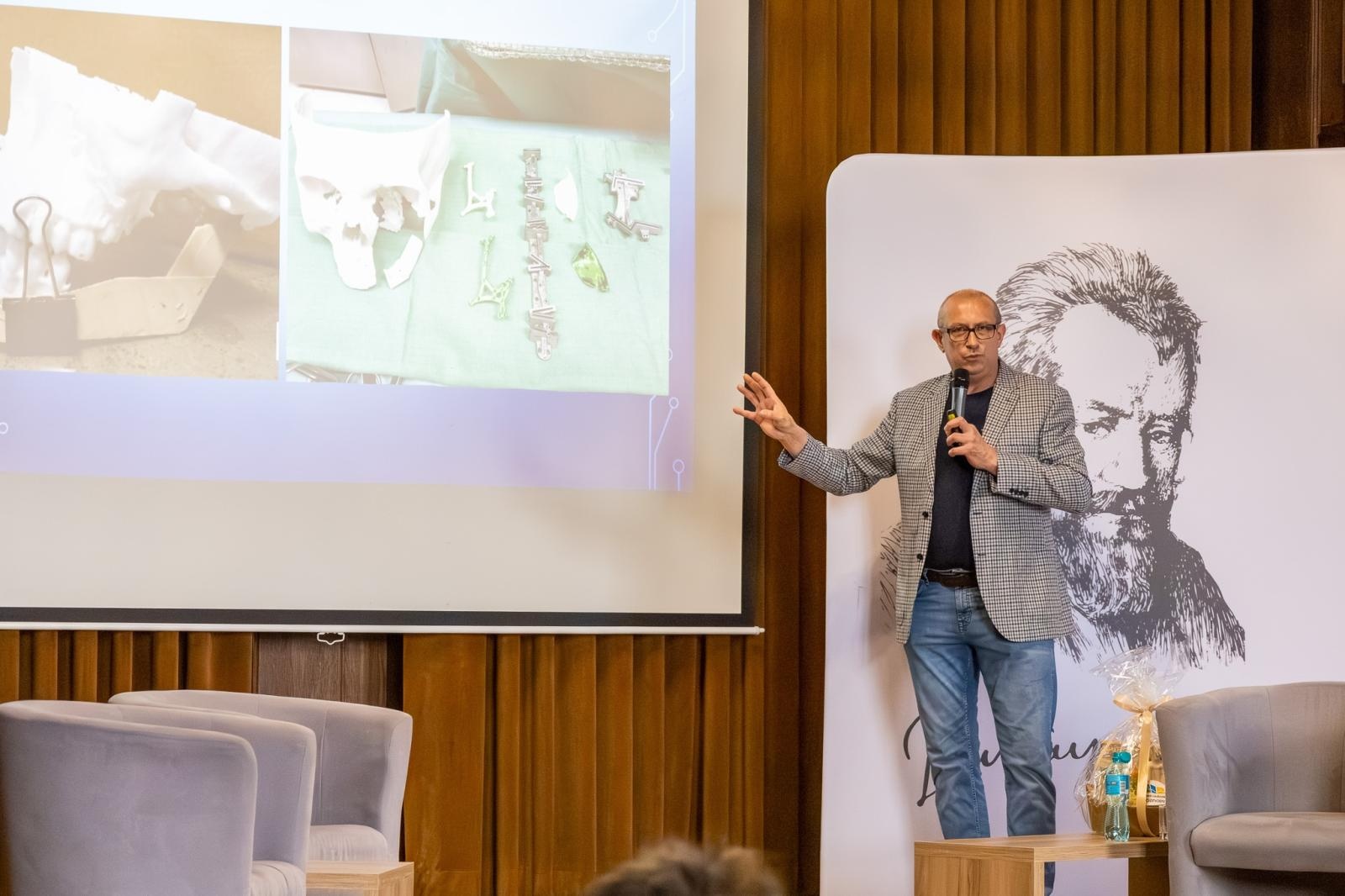 Zdjęcie w galerii na portalu naszraciborz.pl: Jestem z Kasprowicza. Wybitny chirurg odwiedził I LO wiadomości z regionu