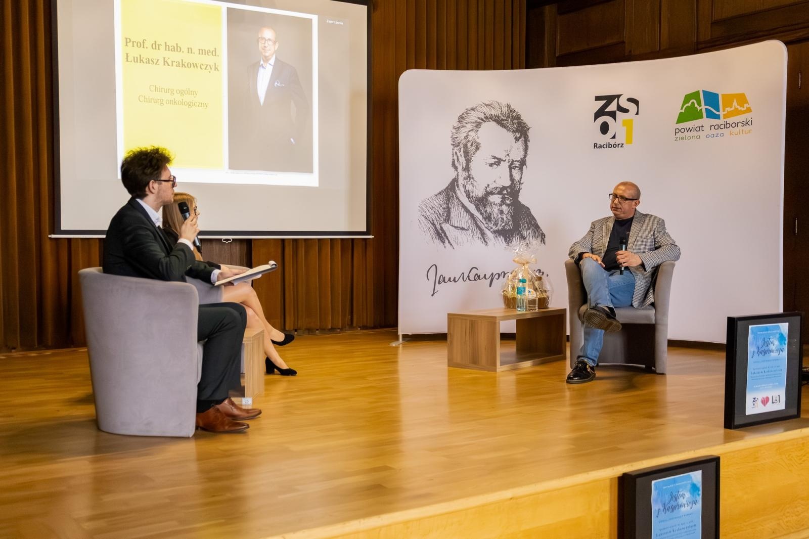 Zdjęcie w galerii na portalu naszraciborz.pl: Jestem z Kasprowicza. Wybitny chirurg odwiedził I LO wiadomości z regionu